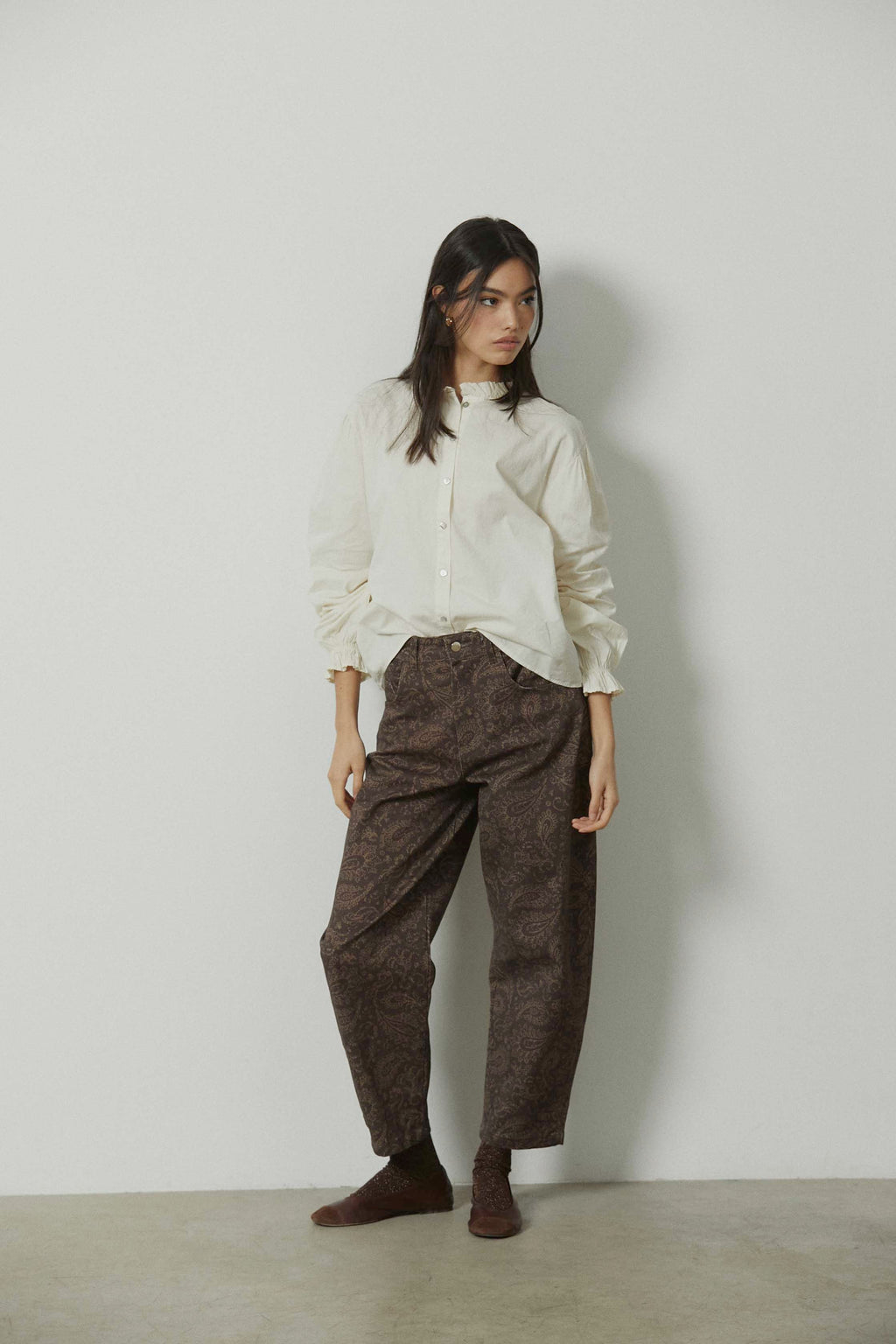 Pantalón barrel estampado paisley marrón