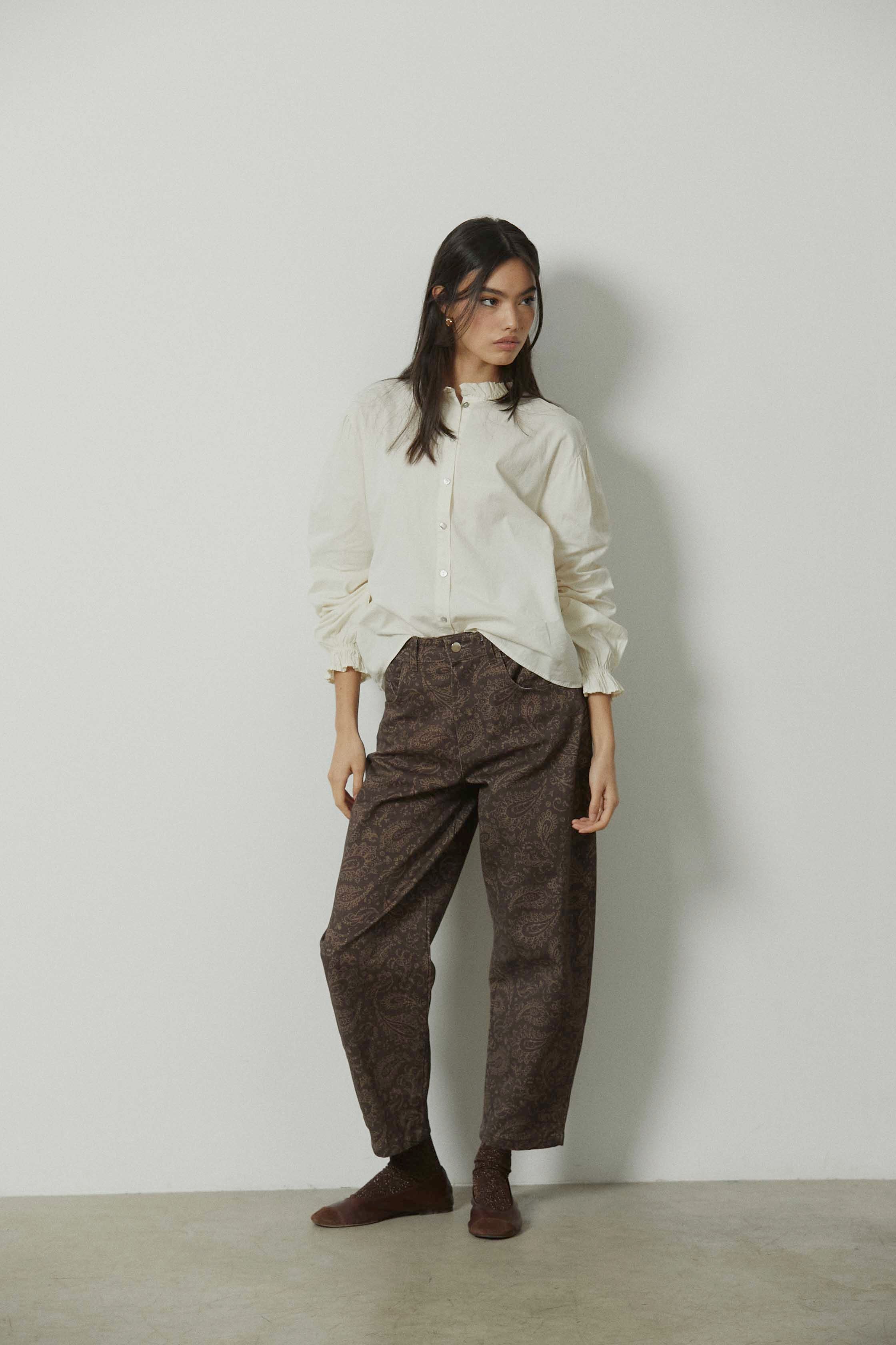 Pantalón barrel estampado paisley marrón