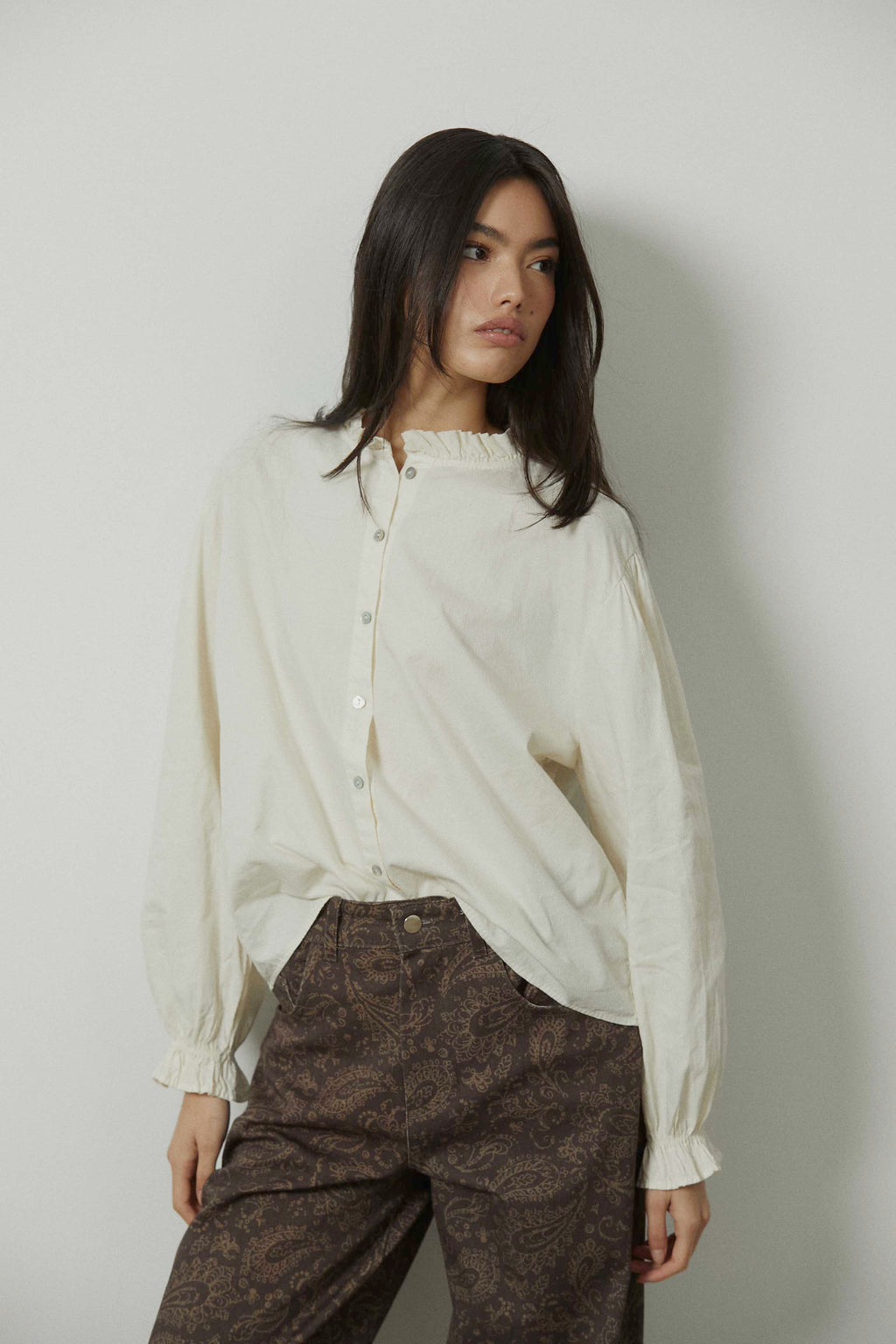 Pantalón barrel estampado paisley marrón