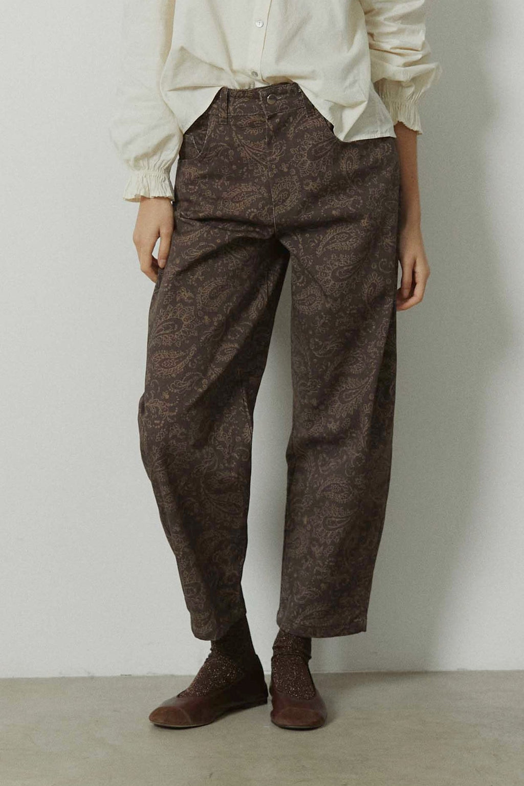 Pantalón barrel estampado paisley marrón