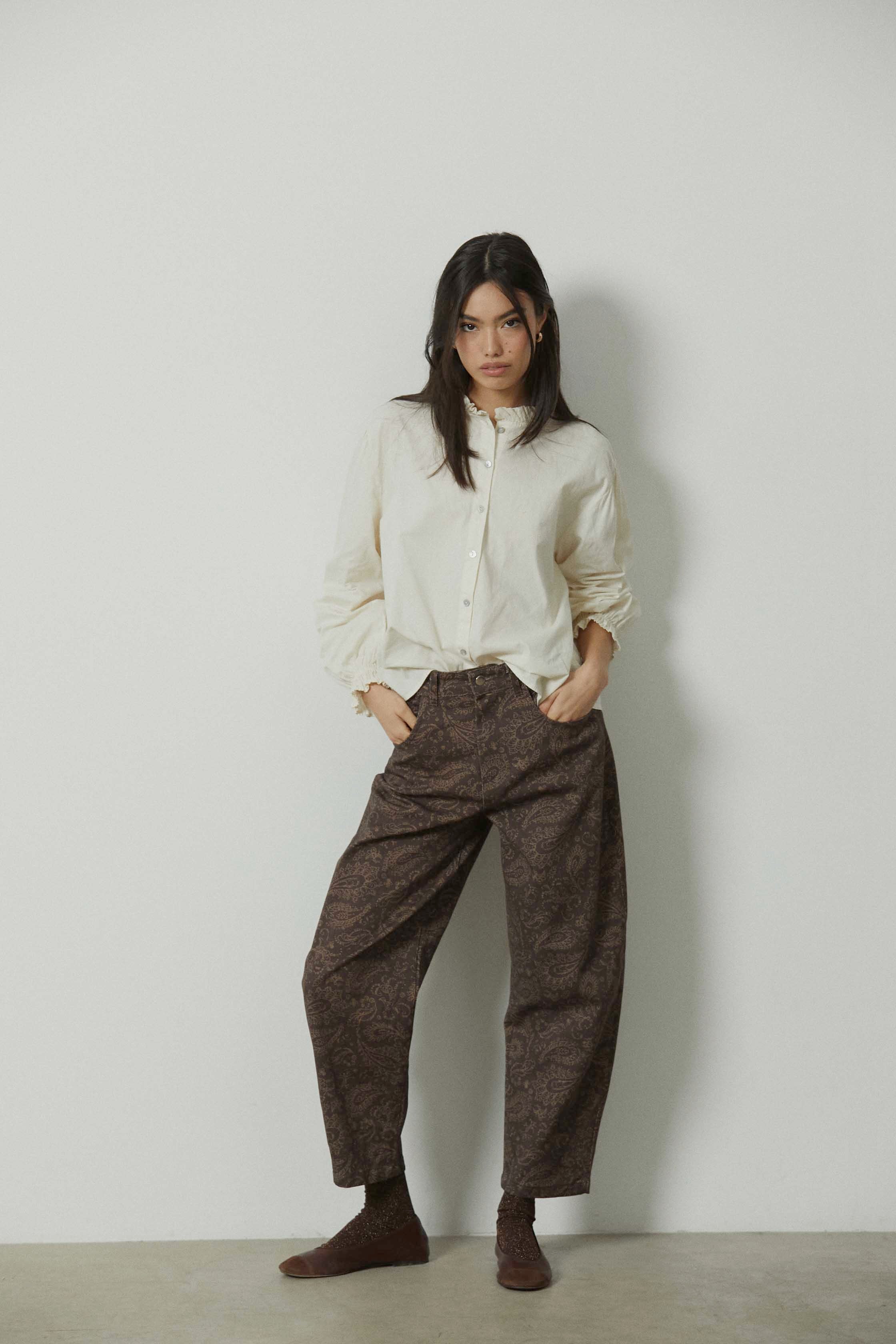 Pantalón barrel estampado paisley marrón