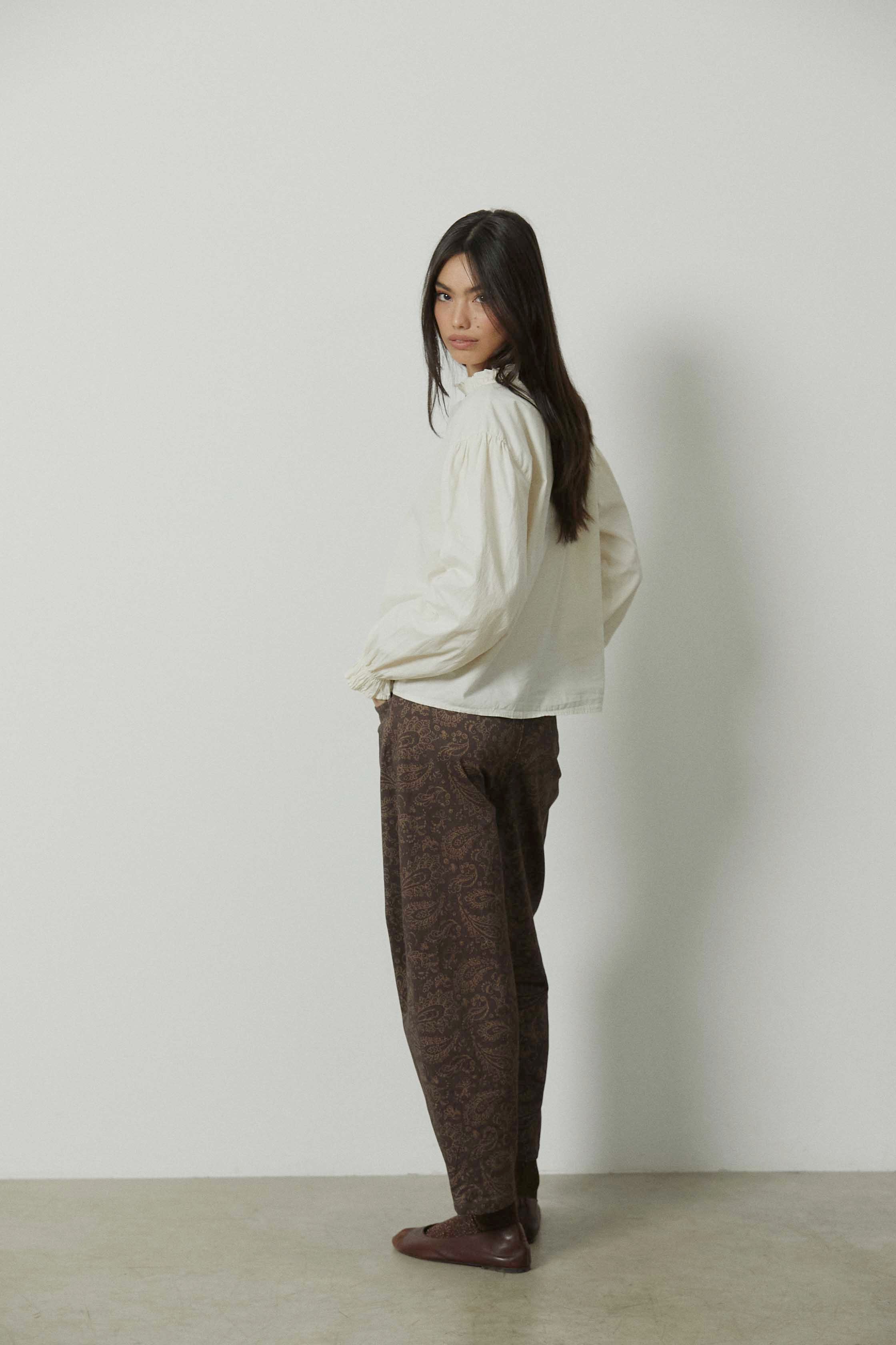 Pantalón barrel estampado paisley marrón