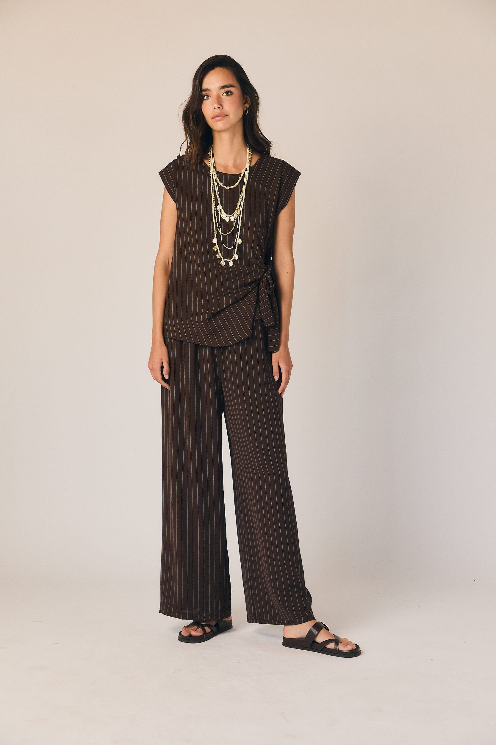 Pantalón fluido rayas marrón