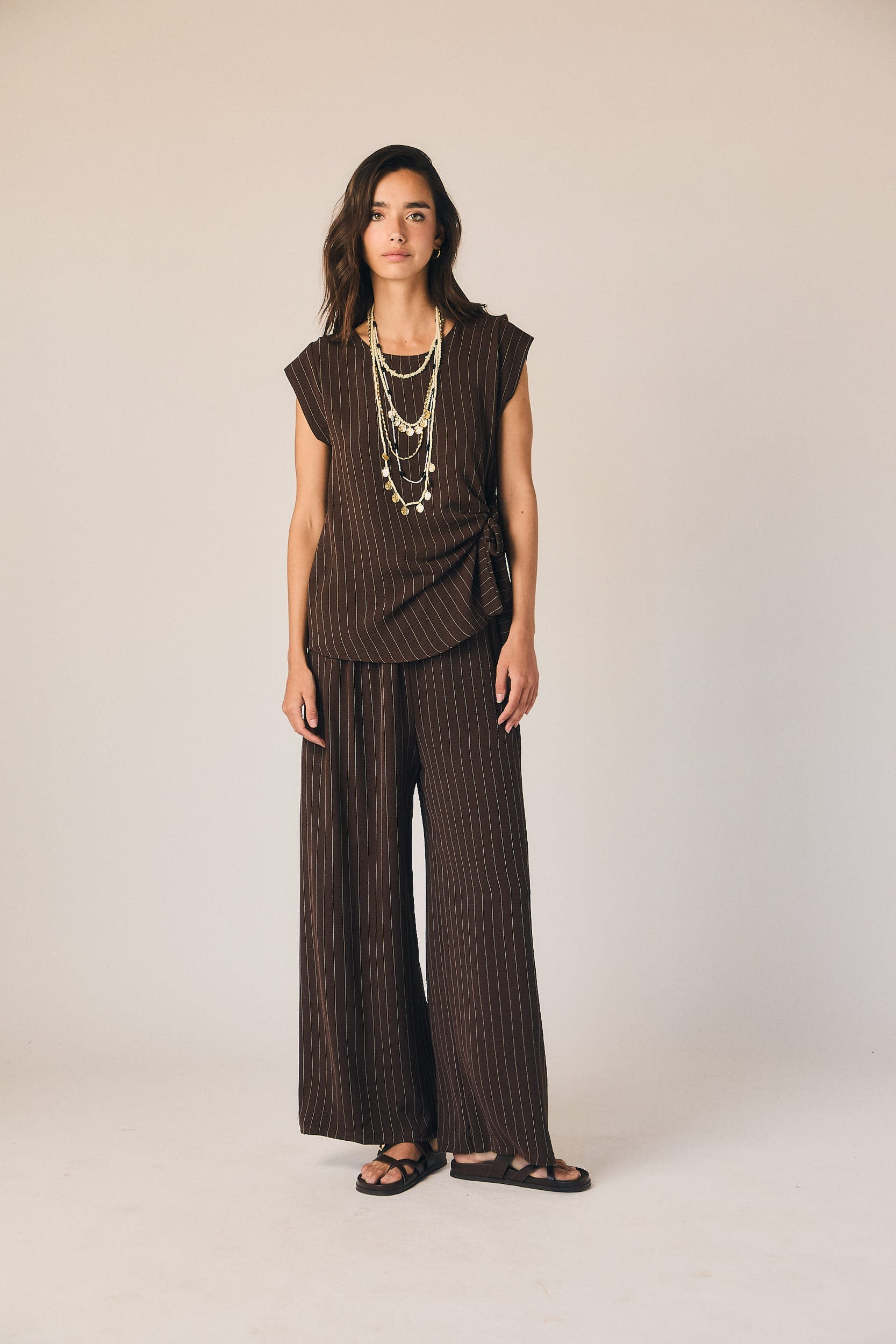 Pantalón fluido rayas marrón