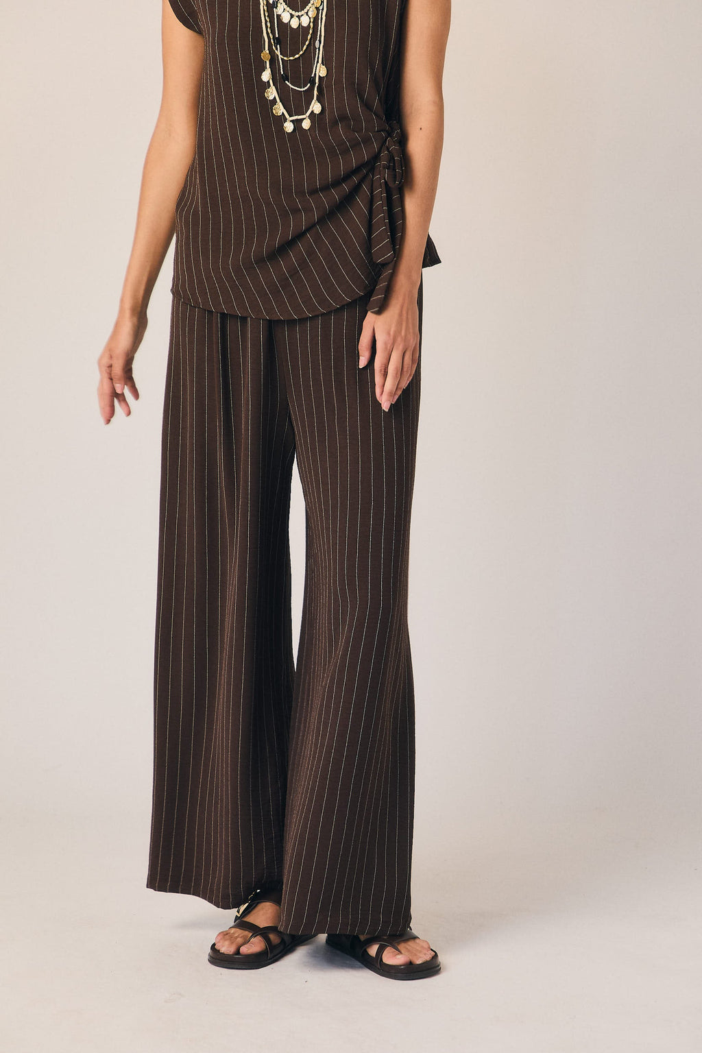Pantalón fluido rayas marrón