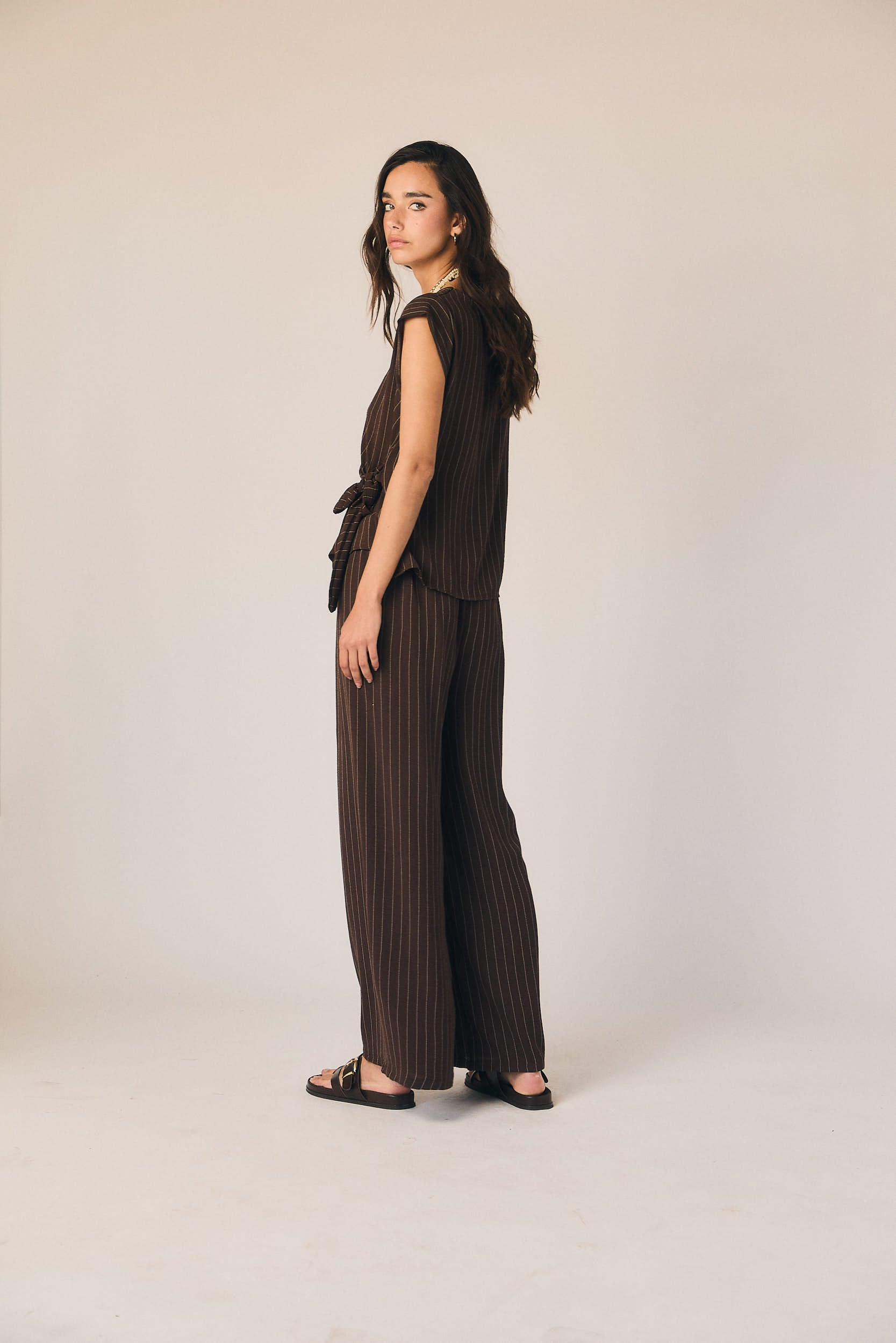 Pantalón fluido rayas marrón