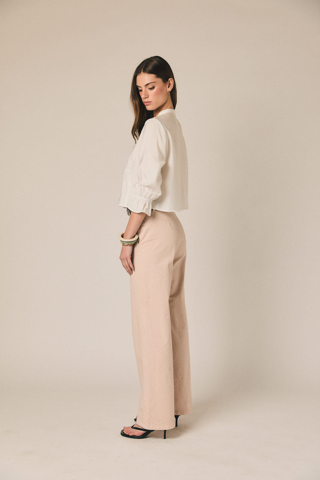Pantalón recto de vestir con cinturón rosa