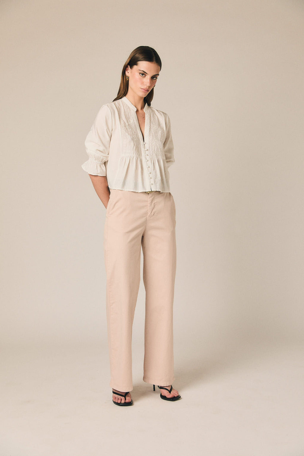 Pantalón recto de vestir con cinturón rosa