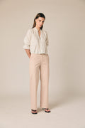 Pantalón recto de vestir con cinturón rosa