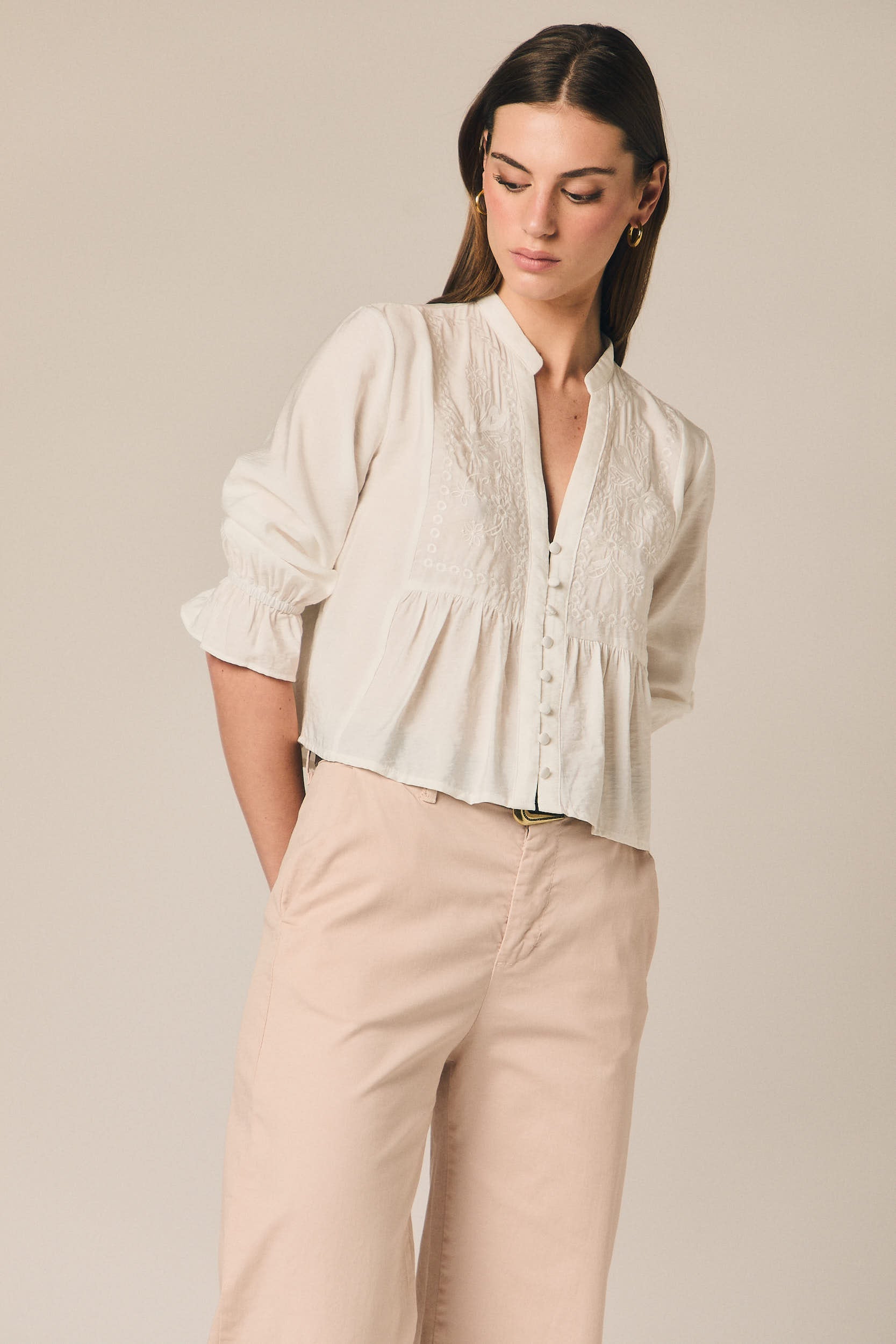 Pantalón recto de vestir con cinturón rosa