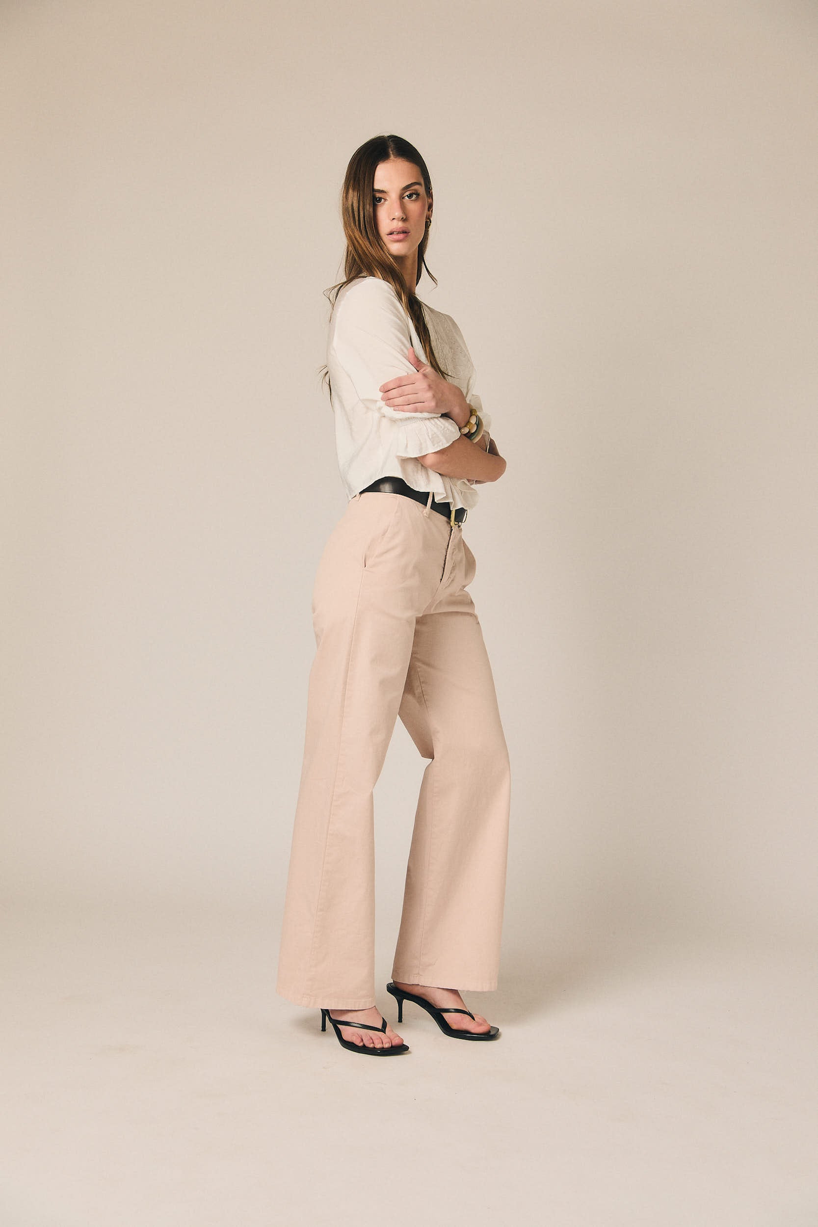 Pantalón recto de vestir con cinturón rosa
