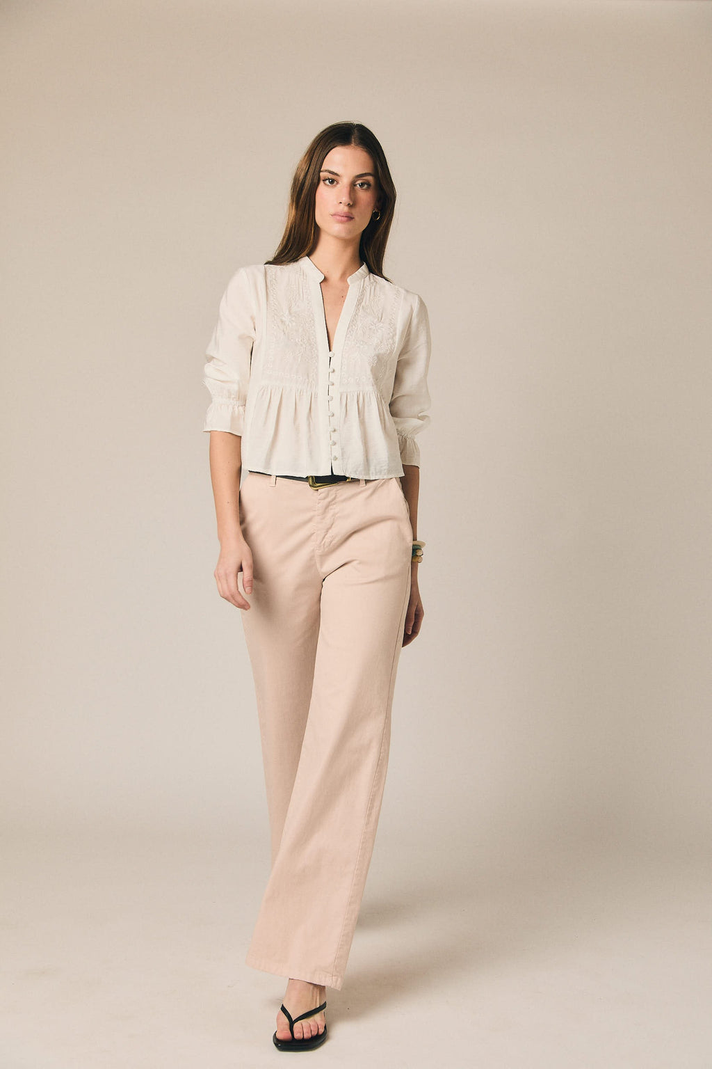 Pantalón recto de vestir con cinturón rosa