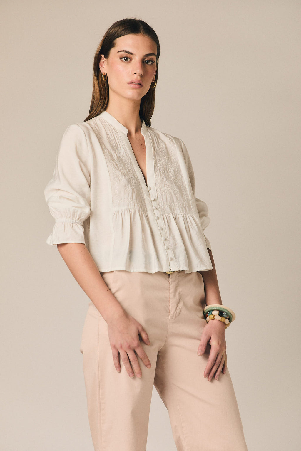 Pantalón recto de vestir con cinturón rosa
