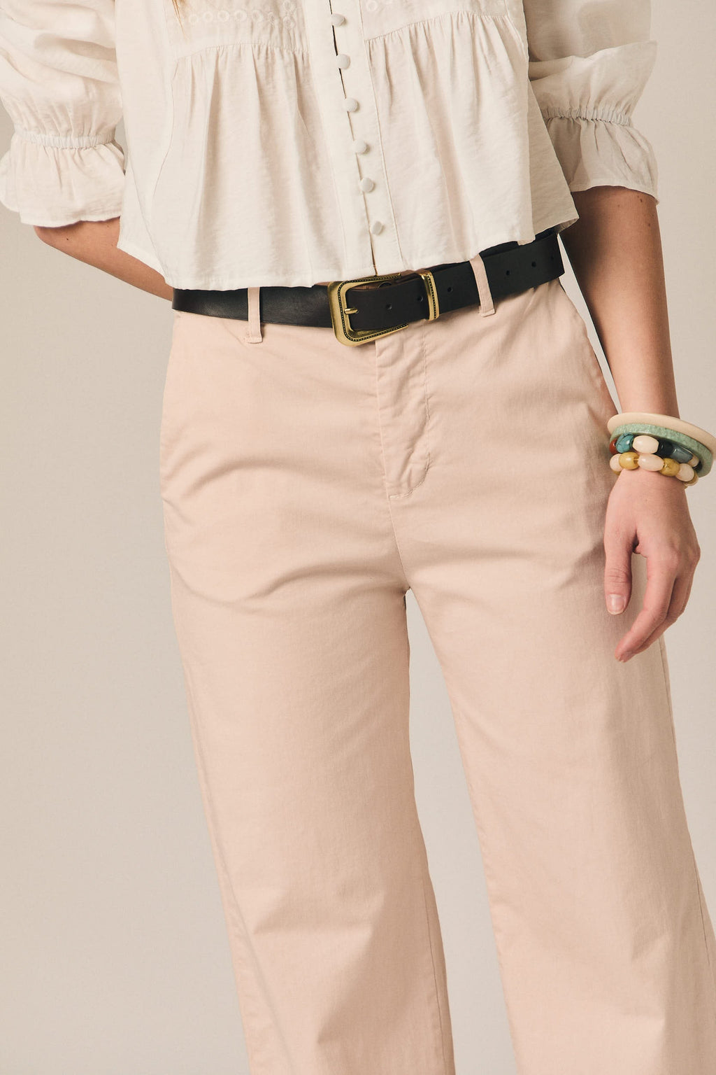 Pantalón recto de vestir con cinturón rosa