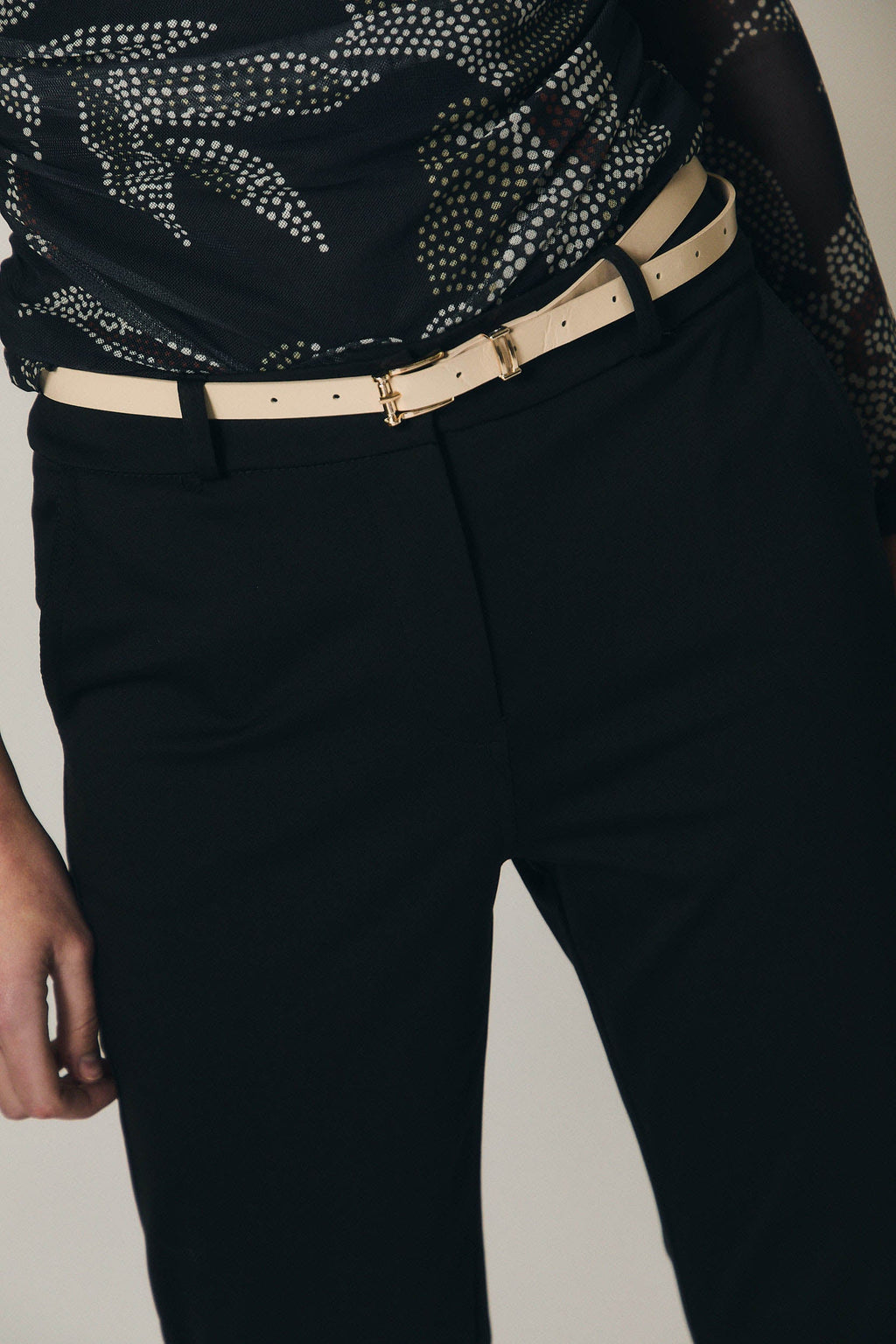 Pantalón sastre campana negro con cinturón
