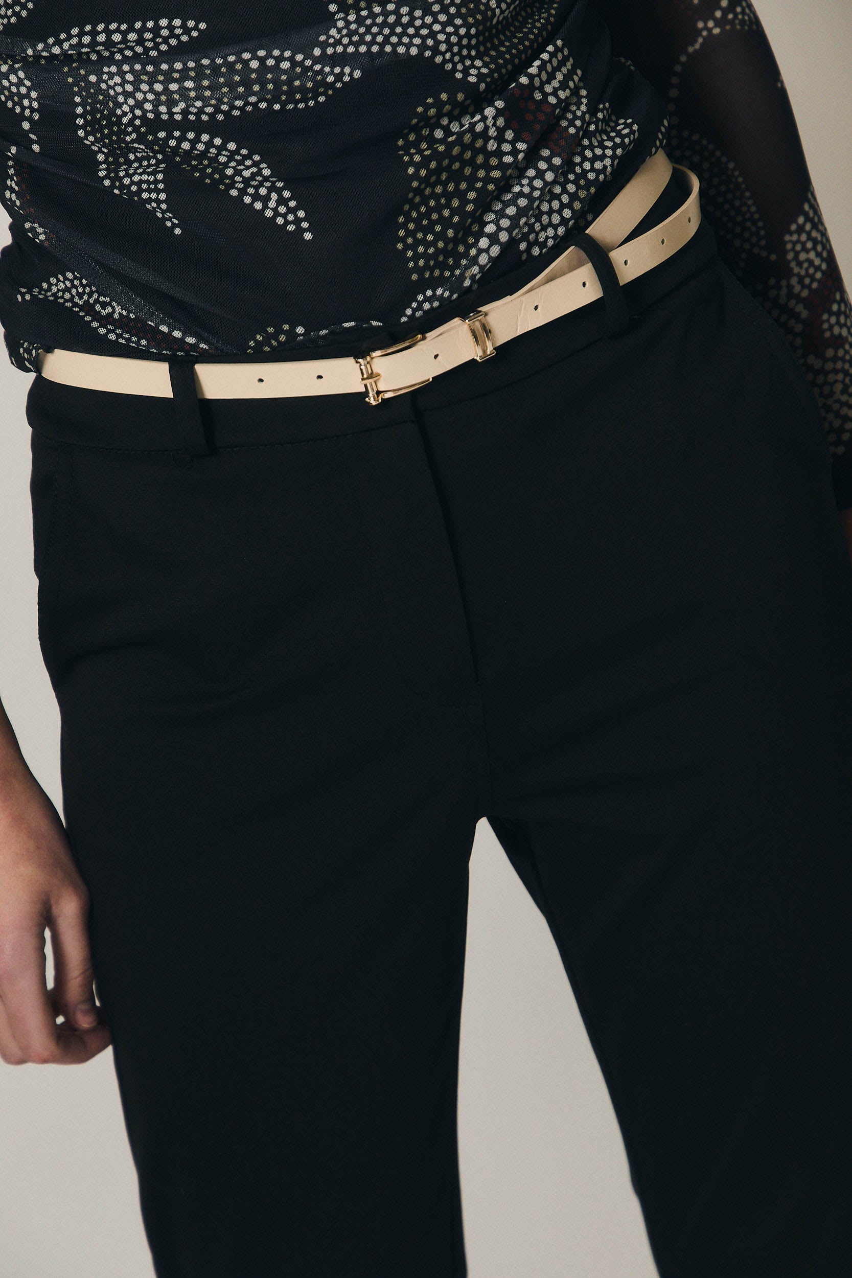 Pantalón sastre campana negro con cinturón