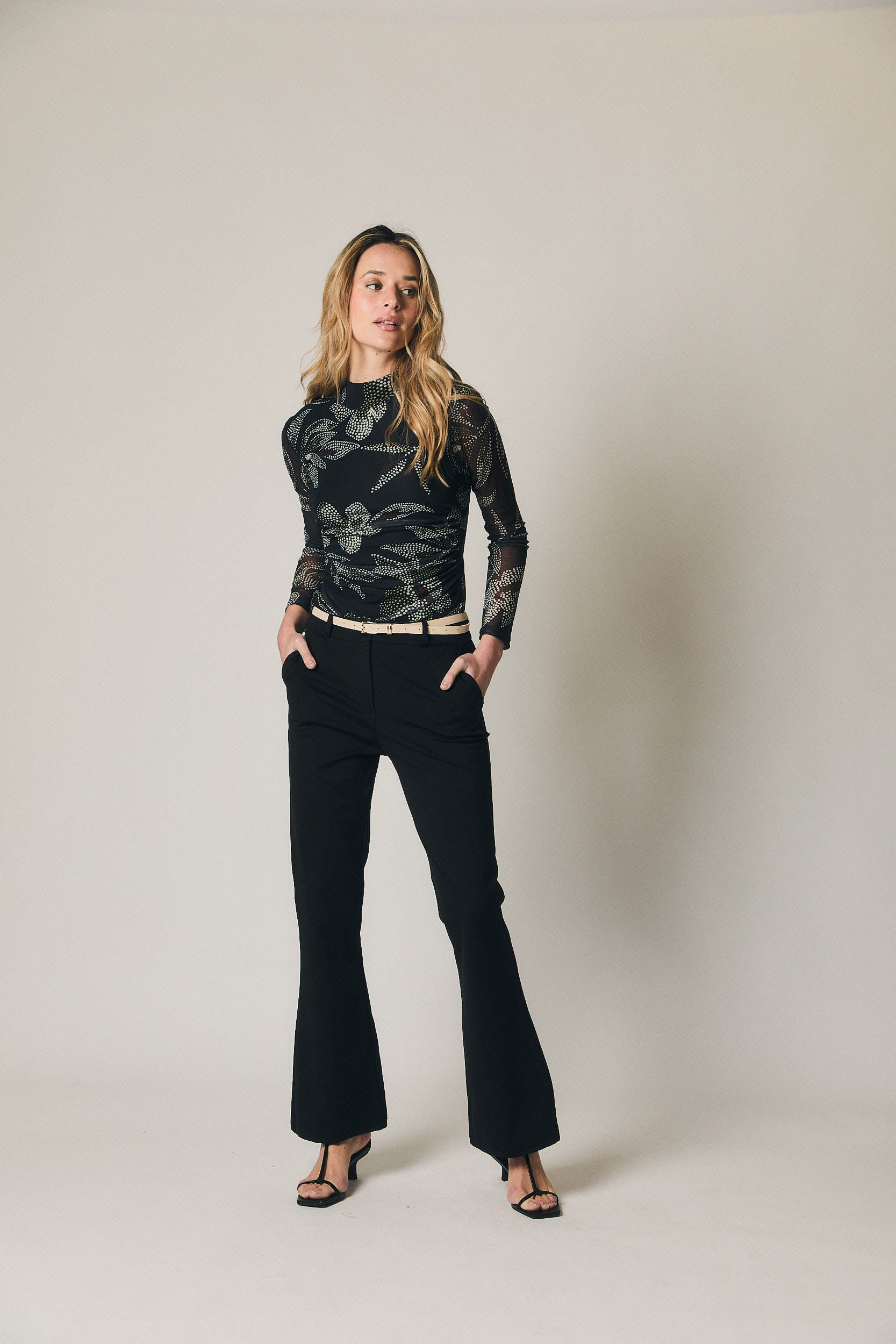 Pantalón sastre campana negro con cinturón
