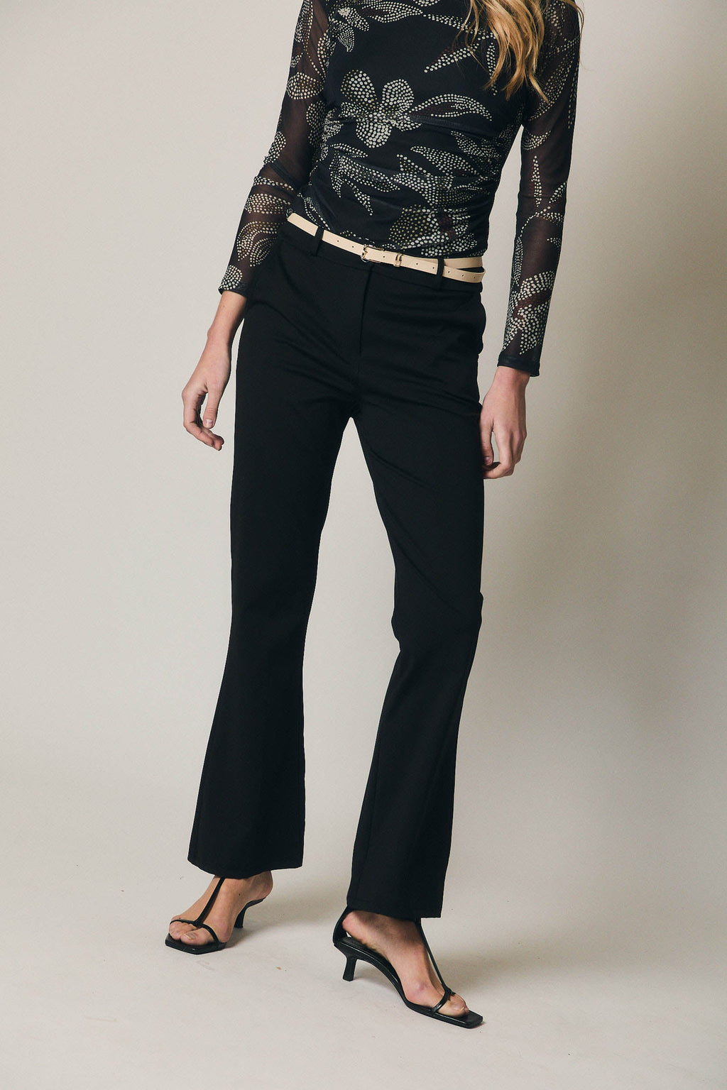 Pantalón sastre campana negro con cinturón