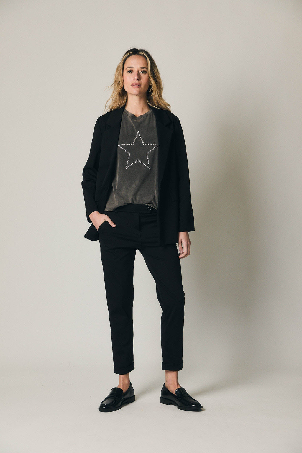 Camiseta estrella con tachas gris antracita
