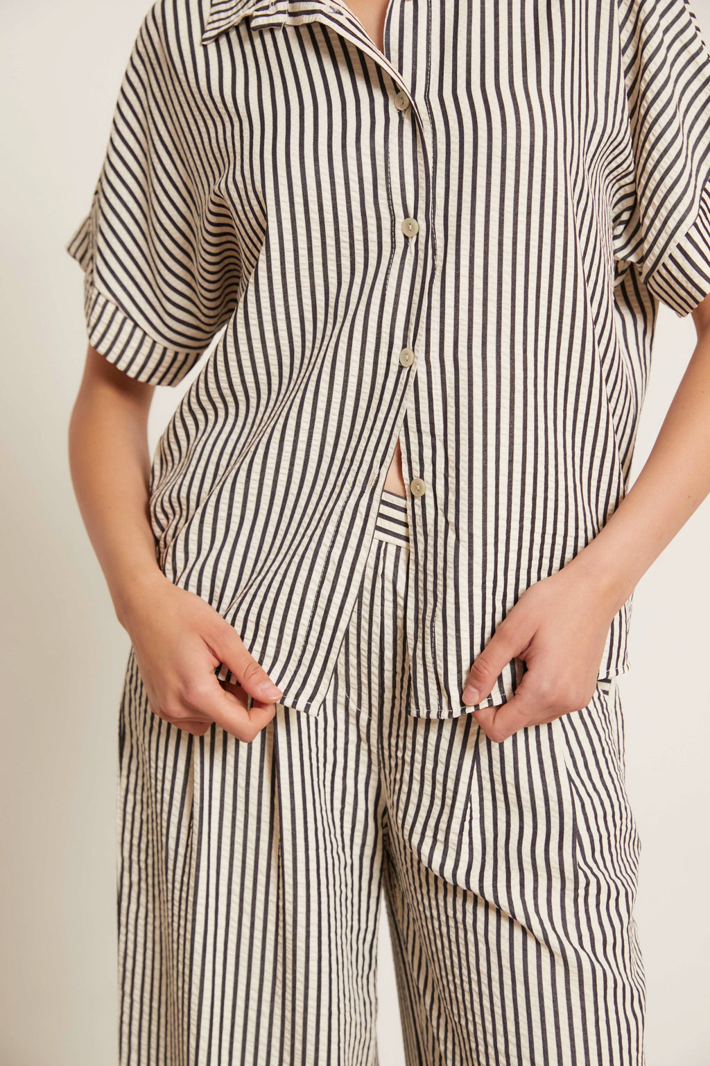Pantalón seersucker pinzas recto blanco