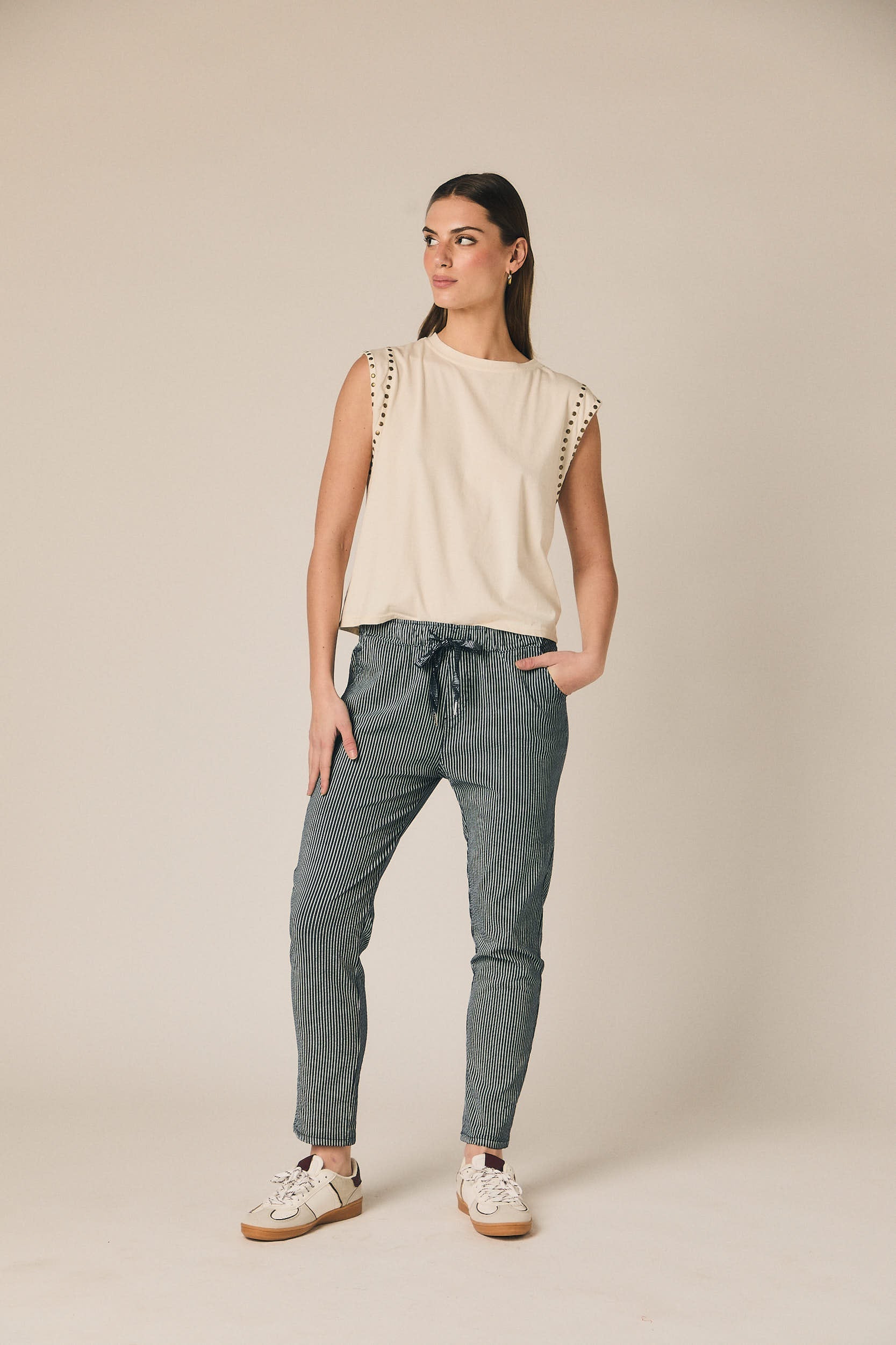 Pantalón seersucker rayas azul marino