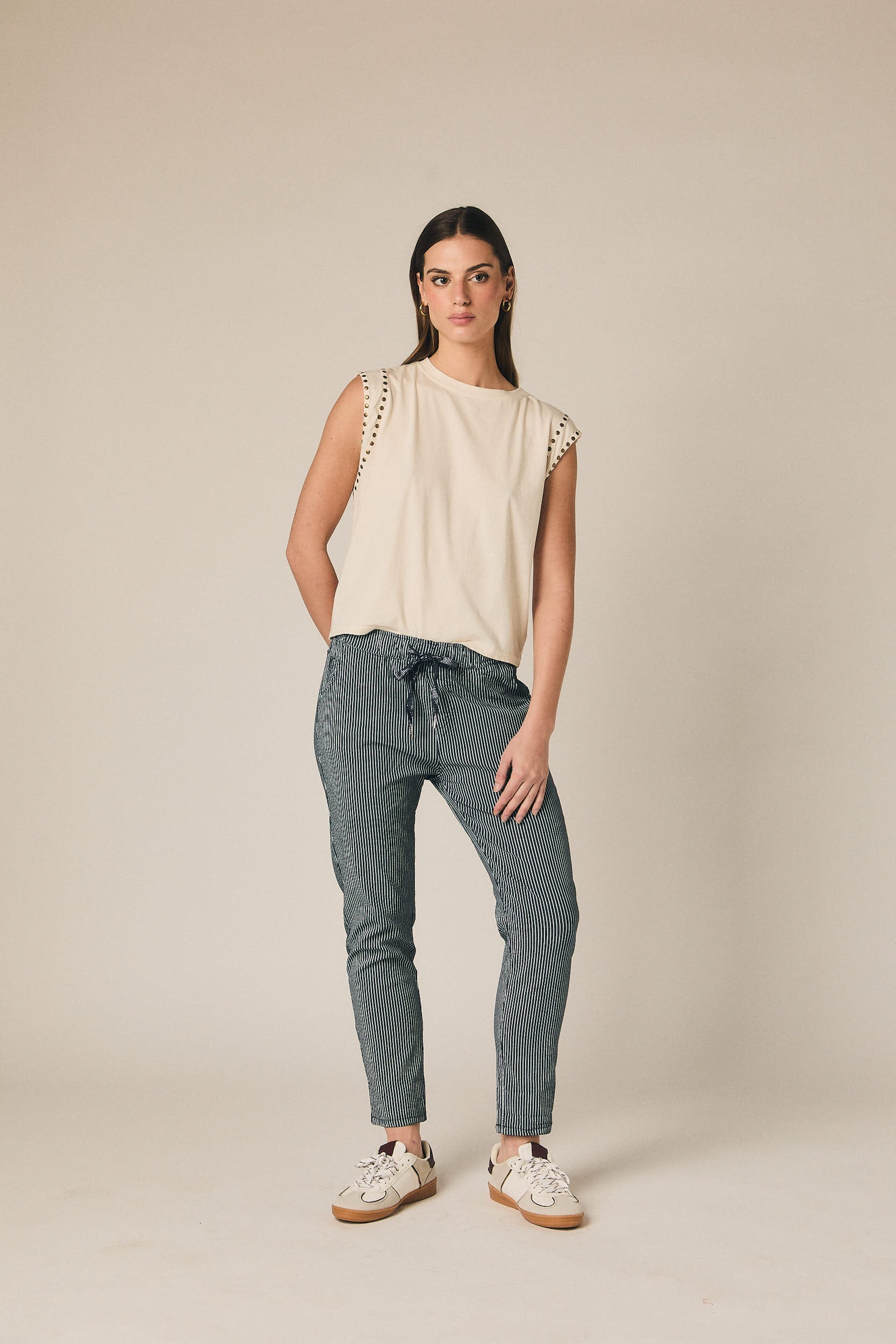 Pantalón seersucker rayas azul marino