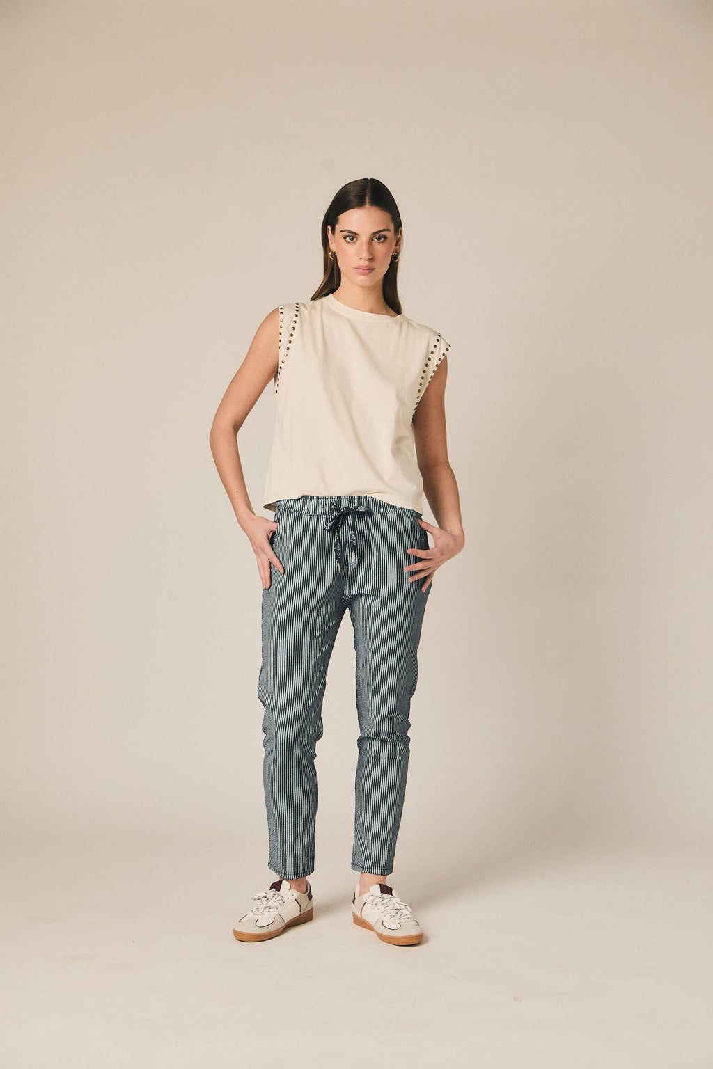 Pantalón seersucker rayas azul marino