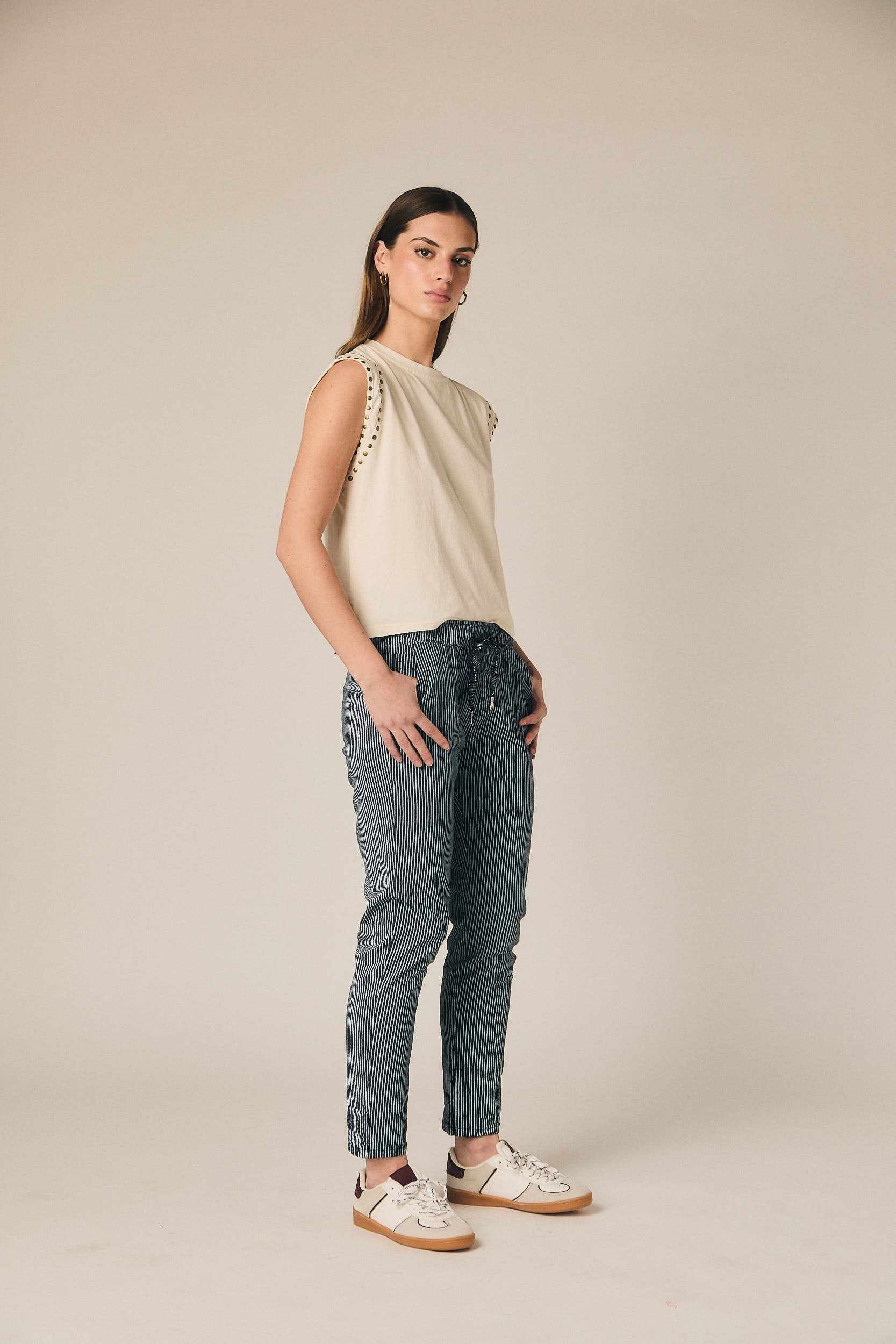 Pantalón seersucker rayas azul marino