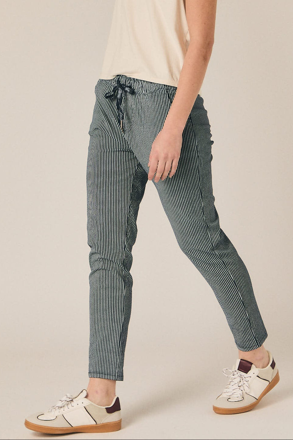 Pantalón seersucker rayas azul marino