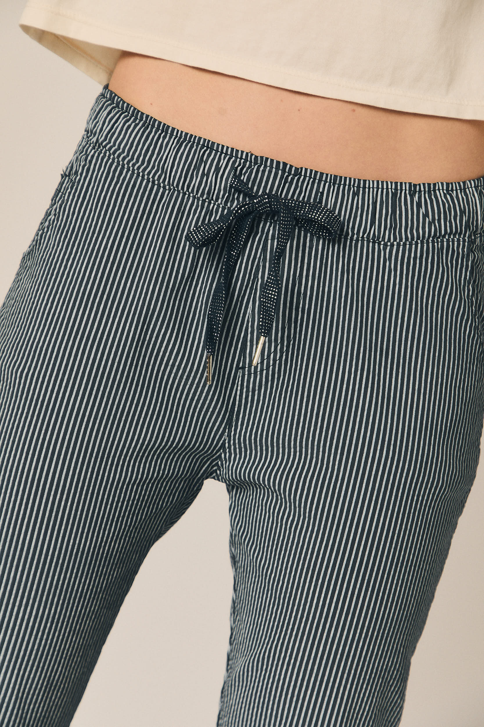 Pantalón seersucker rayas azul marino