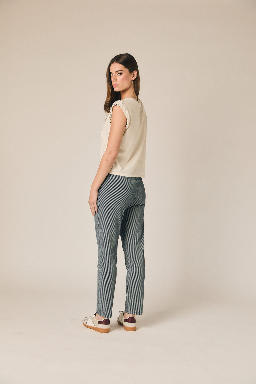 Pantalón seersucker rayas azul marino
