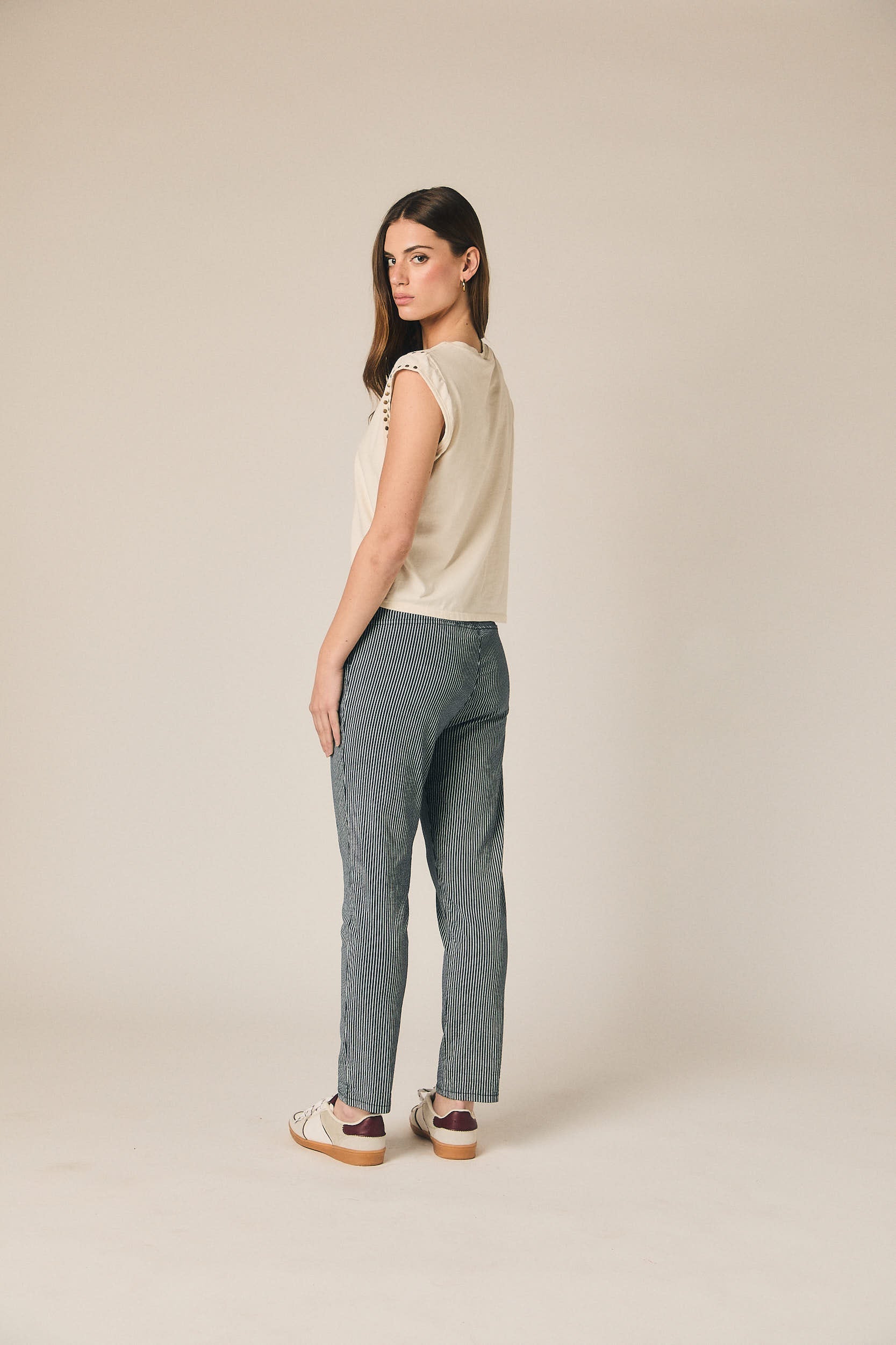 Pantalón seersucker rayas azul marino