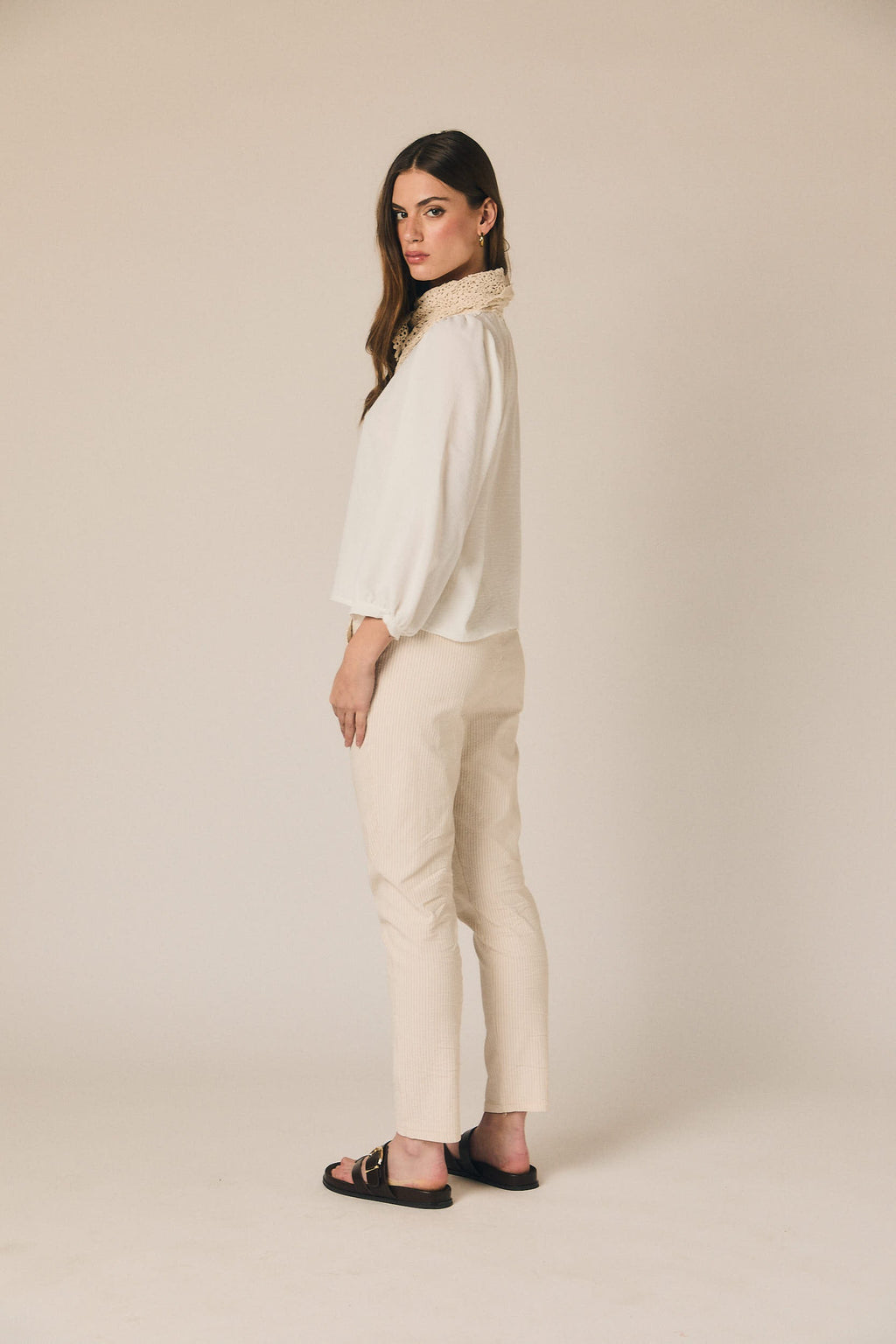 Pantalón seersucker rayas beige