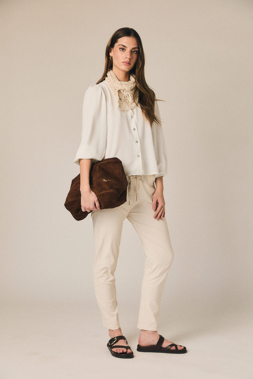 Pantalón seersucker rayas beige