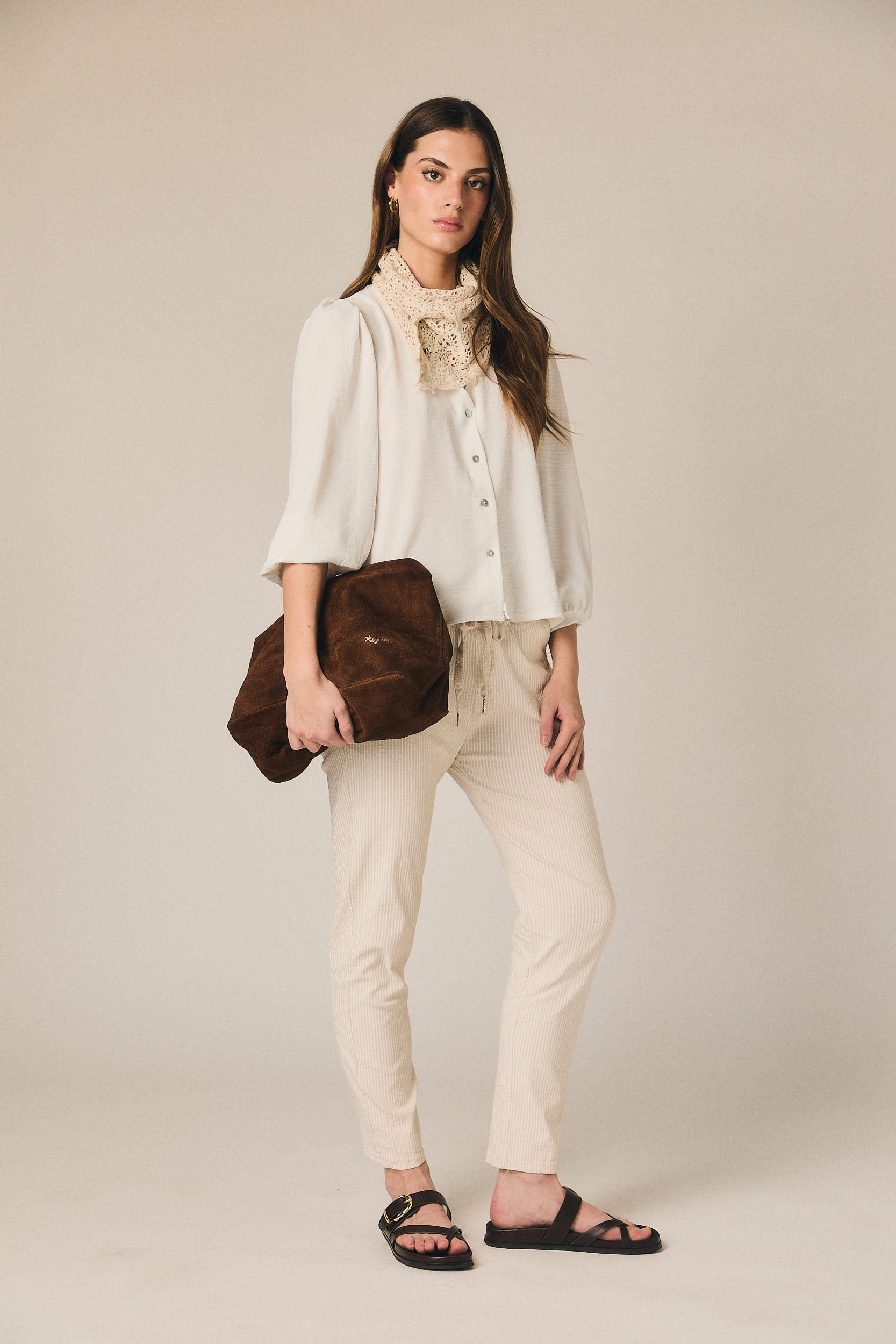 Pantalón seersucker rayas beige