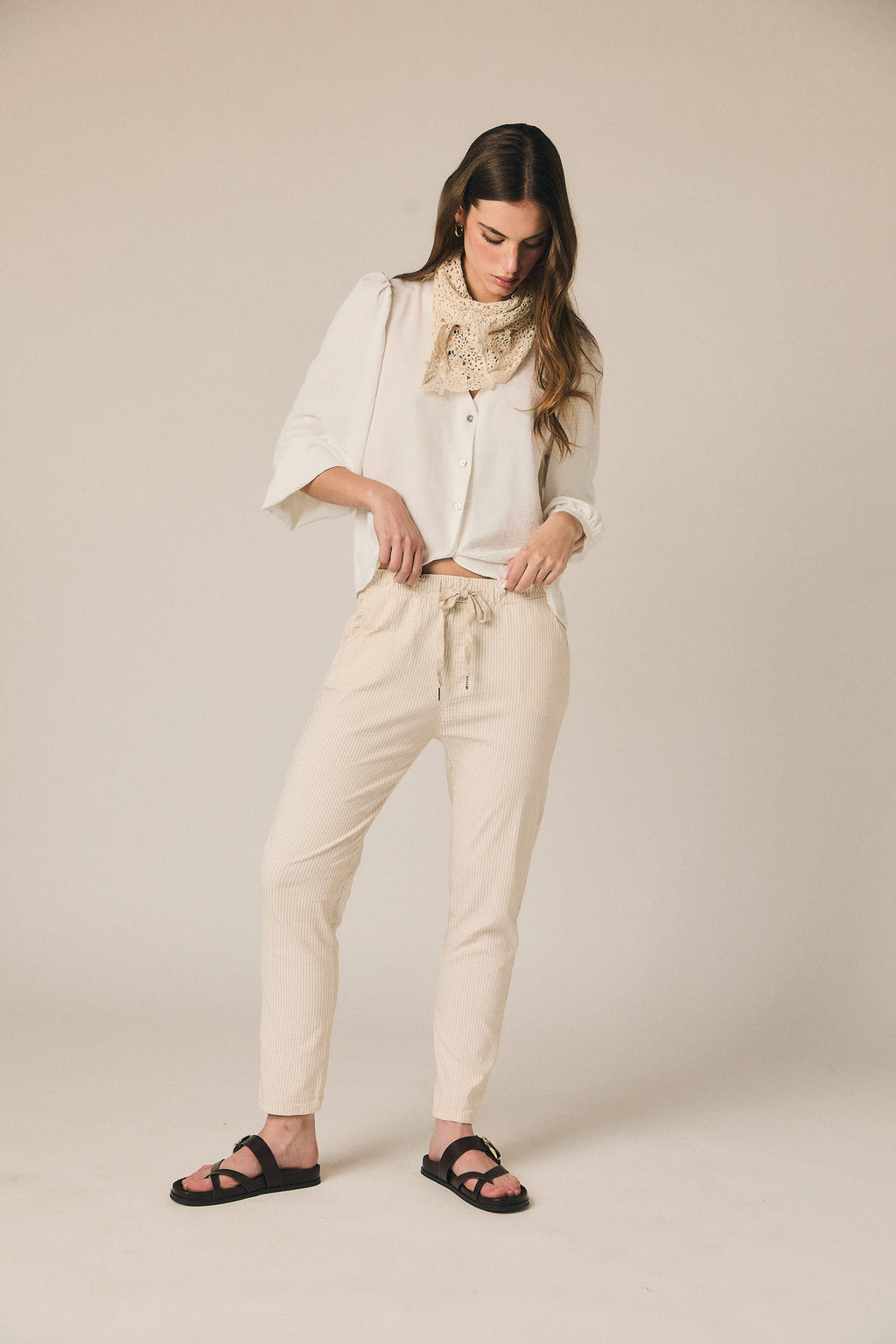 Pantalón seersucker rayas beige