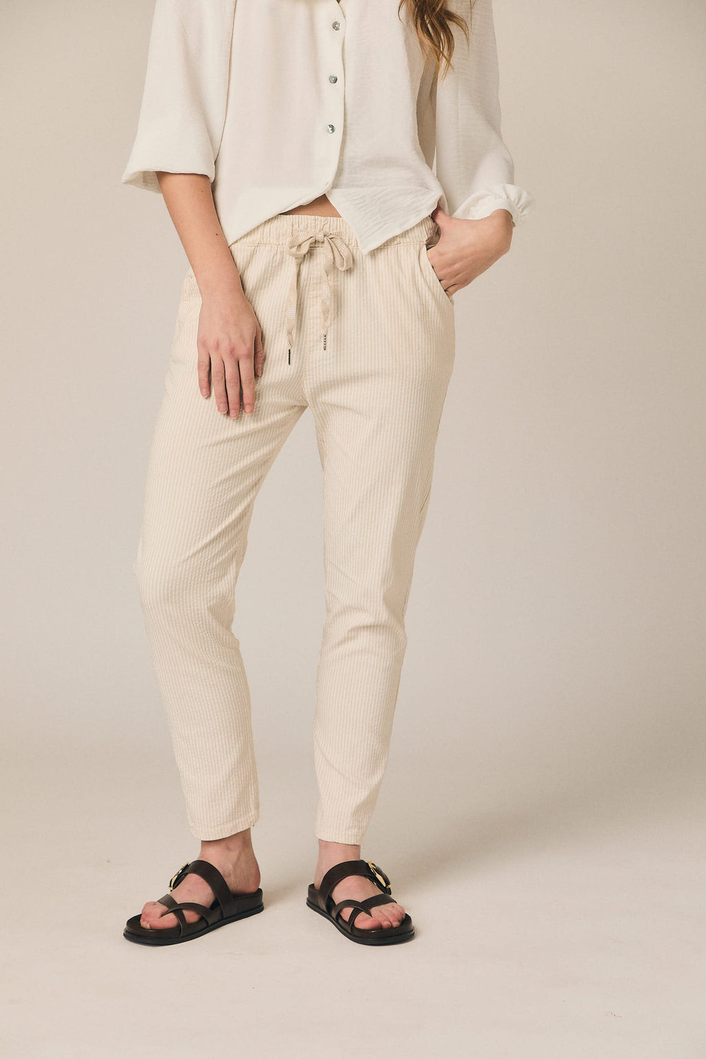 Pantalón seersucker rayas beige