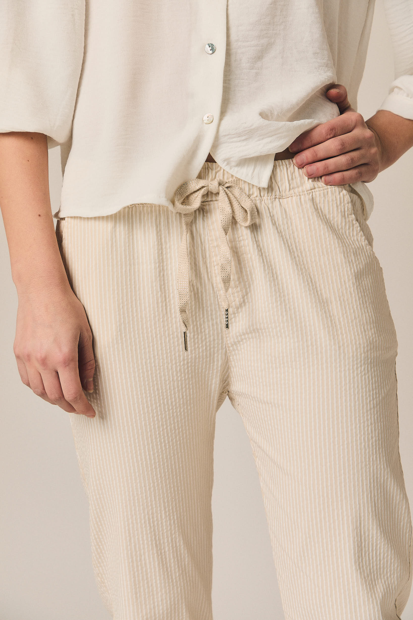 Pantalón seersucker rayas beige