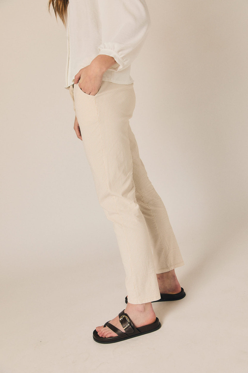 Pantalón seersucker rayas beige