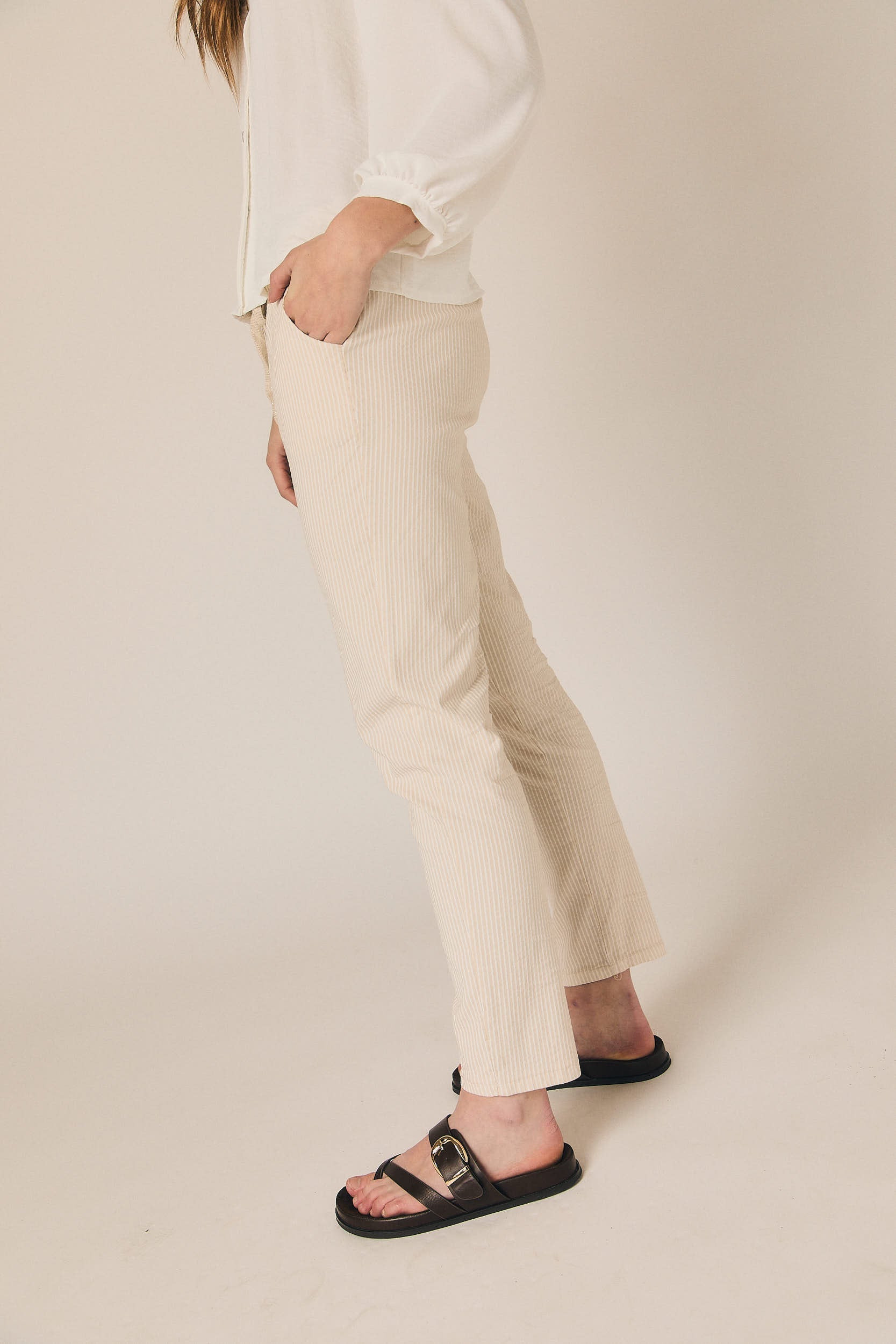 Pantalón seersucker rayas beige