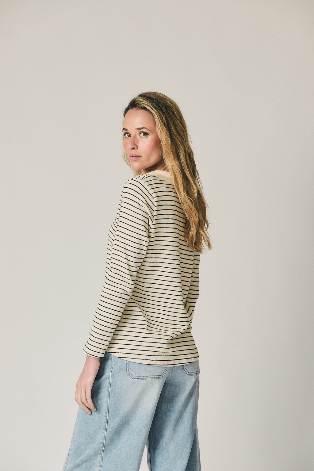 Polo de rayas cuello camisero beige
