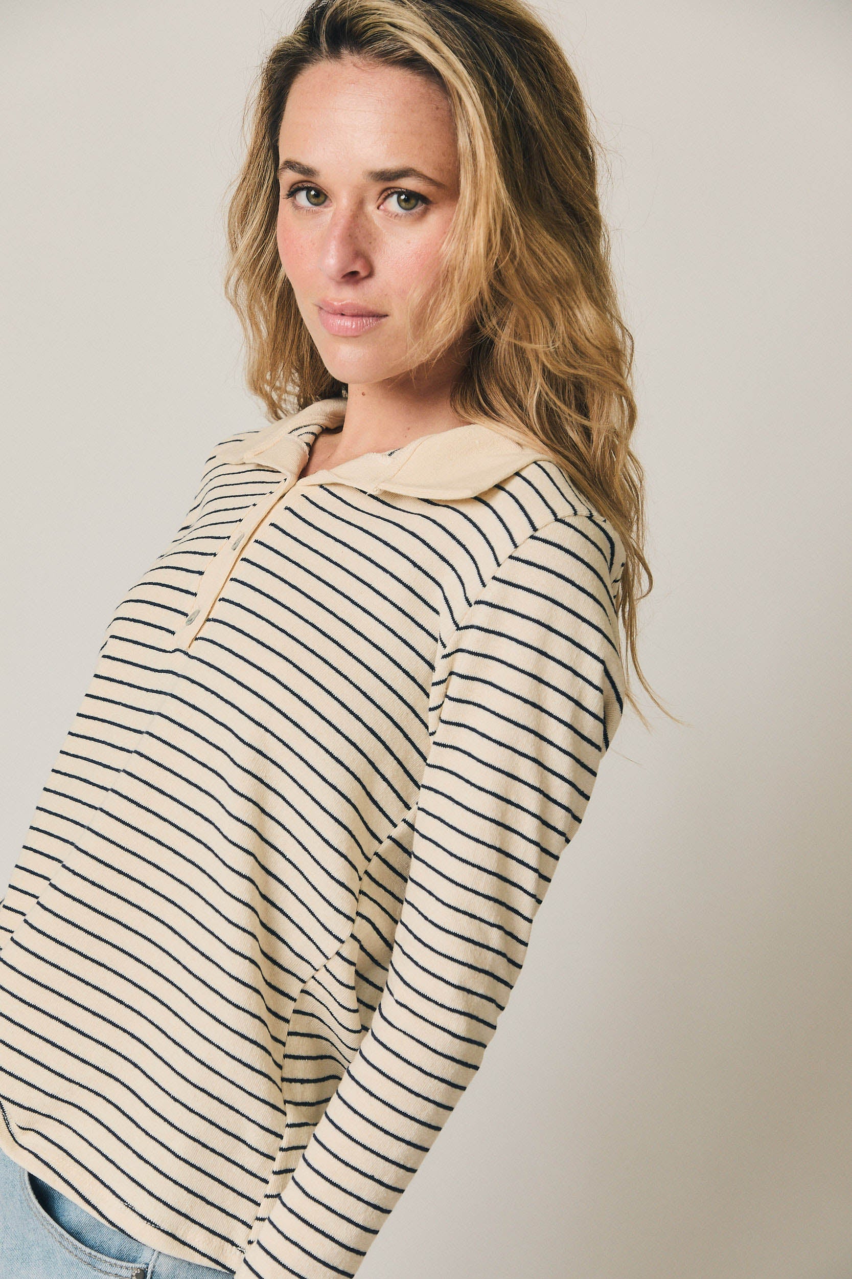 Polo de rayas cuello camisero beige