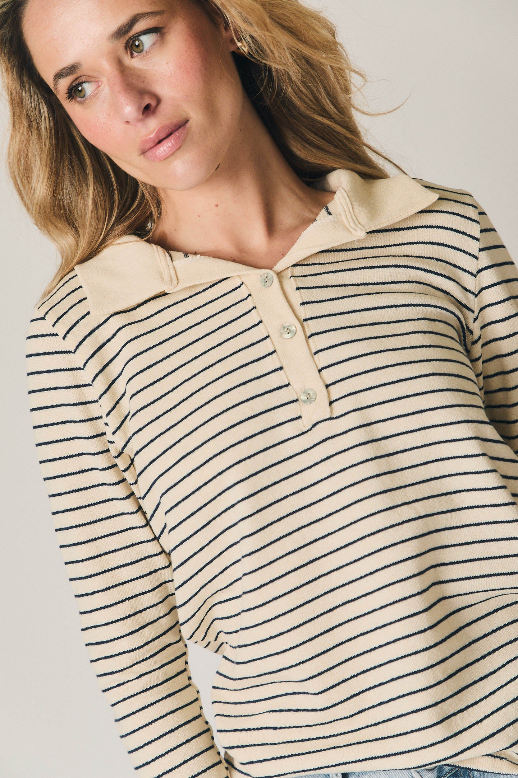 Polo de rayas cuello camisero beige