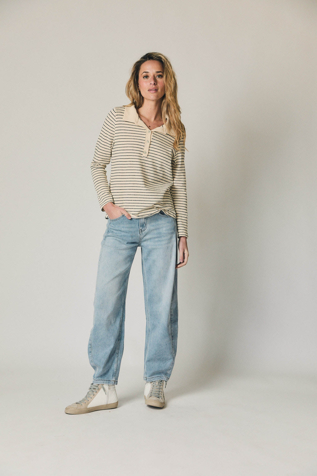 Polo de rayas cuello camisero beige