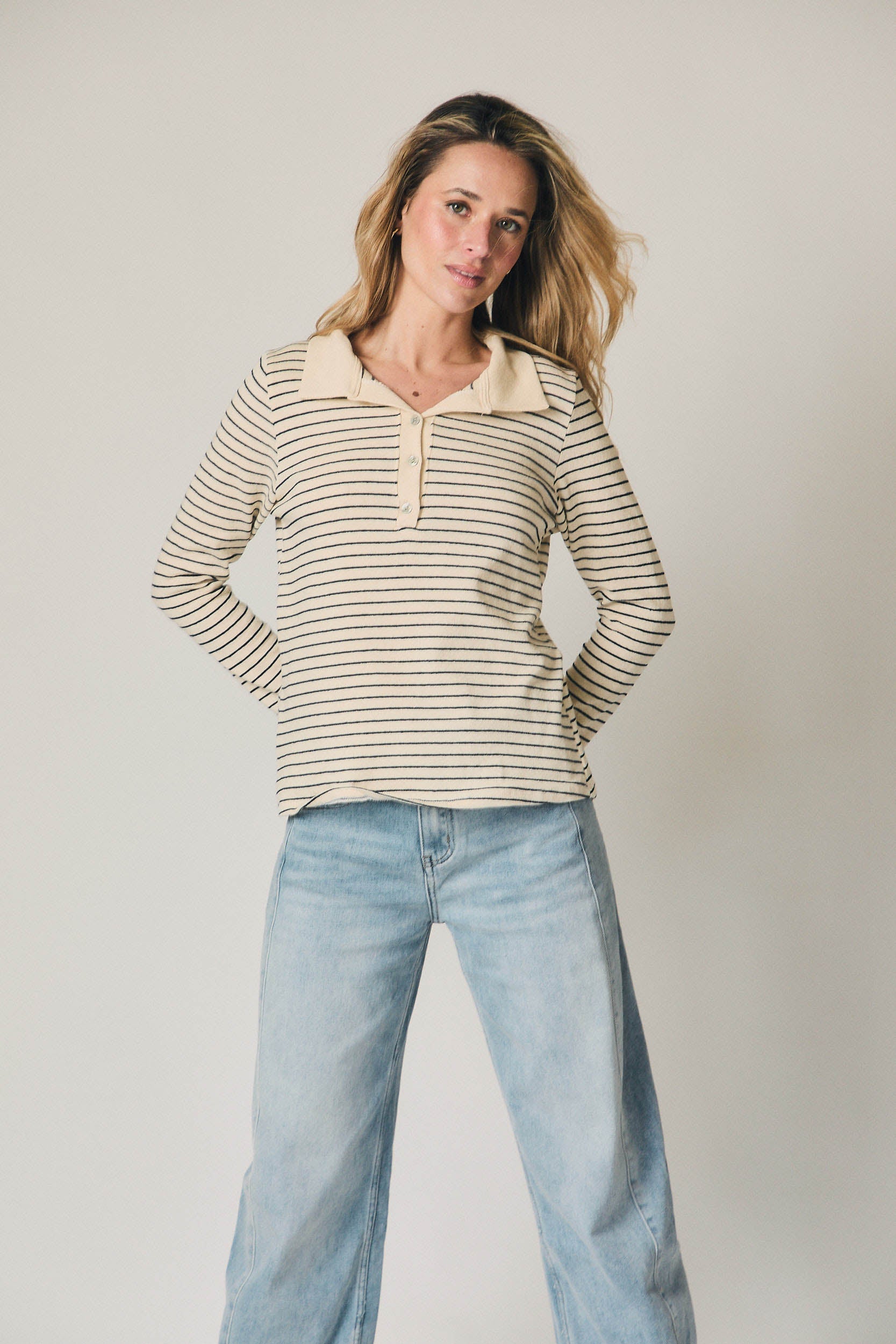 Polo de rayas cuello camisero beige