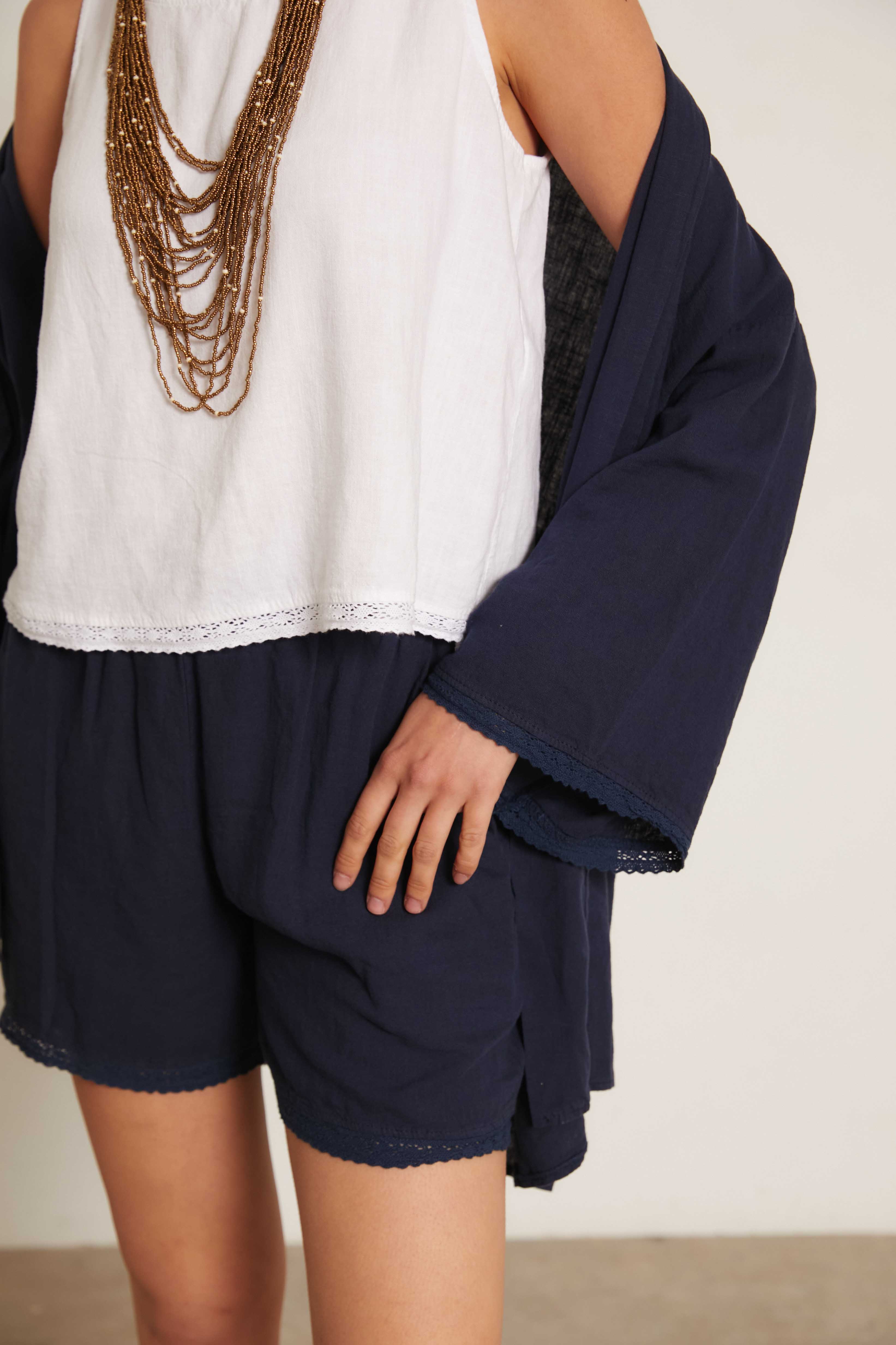 Short lino puntilla azul marino