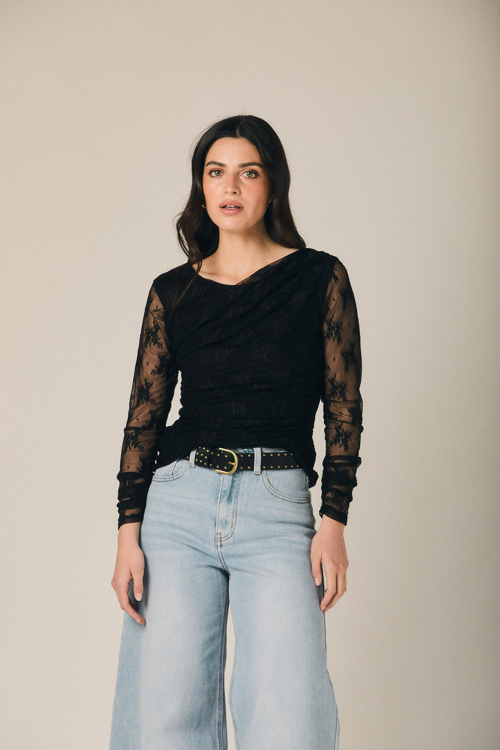 Top de blonda drapeado negro