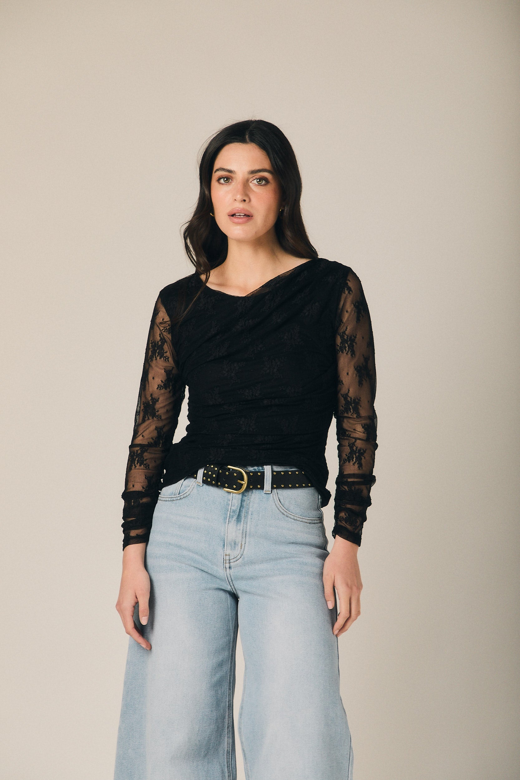 Top de blonda drapeado negro