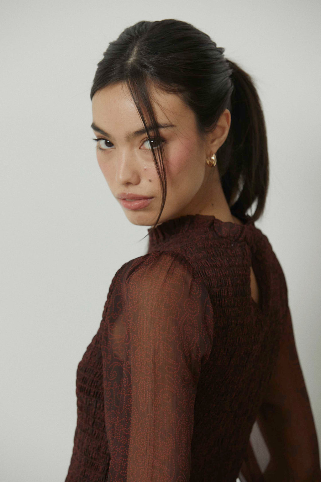 Top gomas estampado paisley marrón