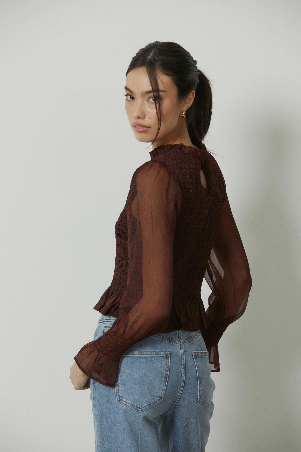 Top gomas estampado paisley marrón